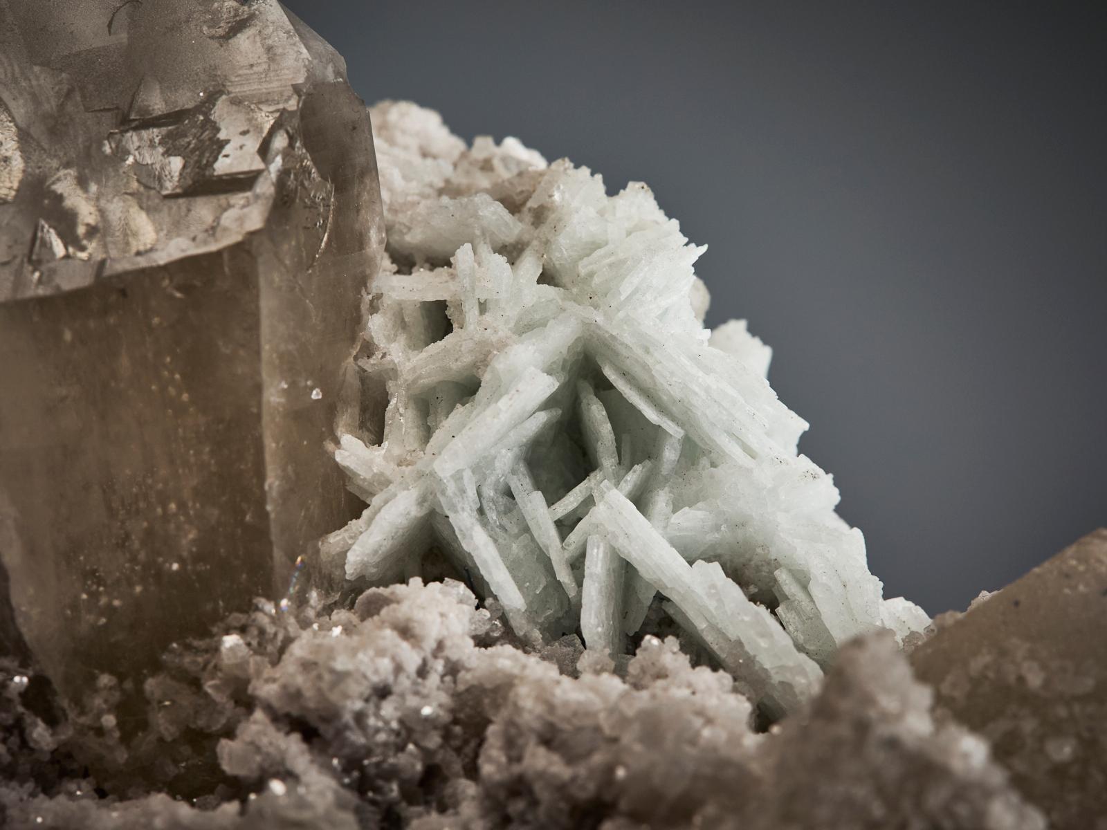 Pink Kunzite on Quartz and Calcite Matrix in vendita 6