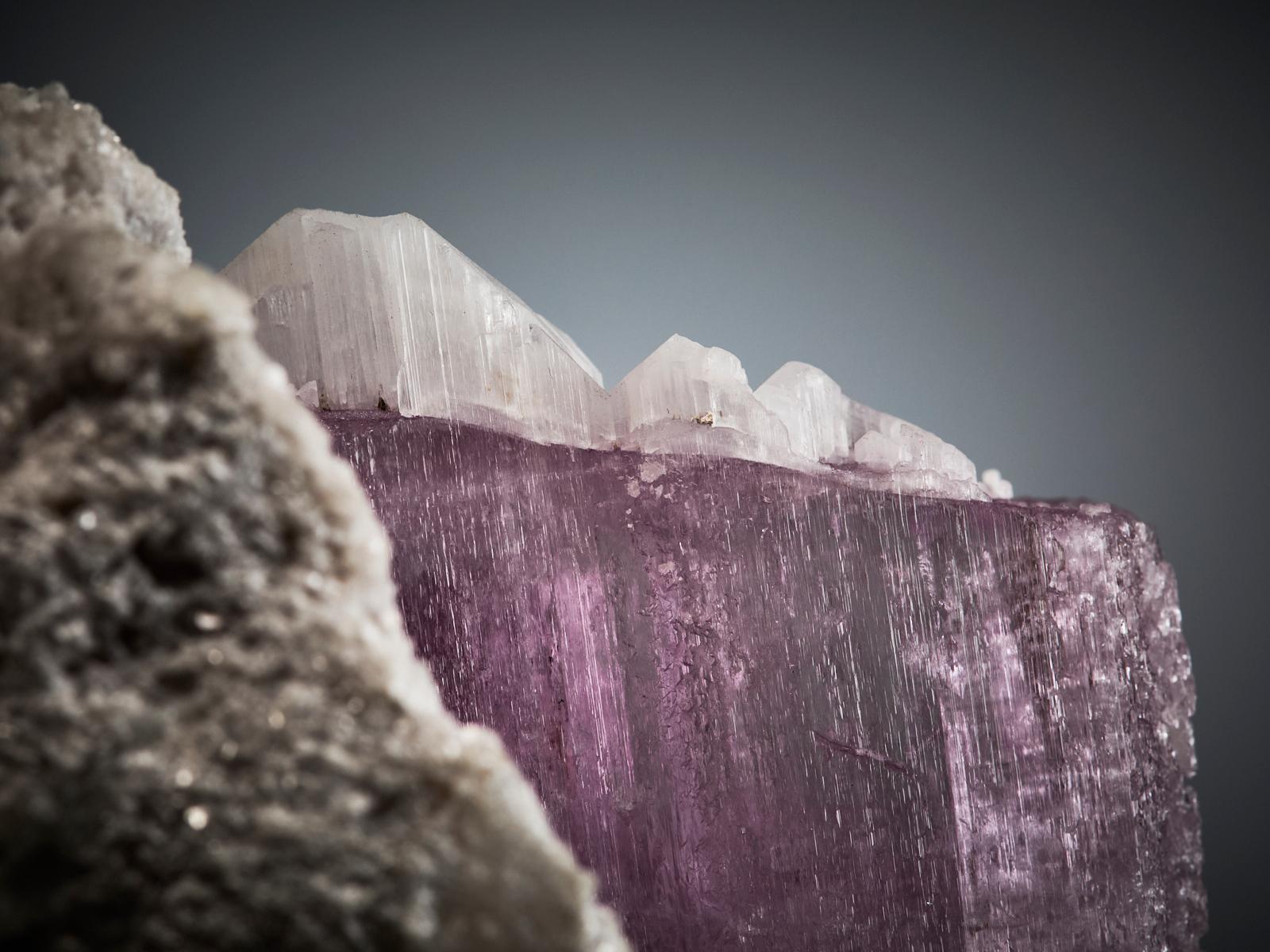 Pink Kunzite on Quartz and Calcite Matrix in vendita 7