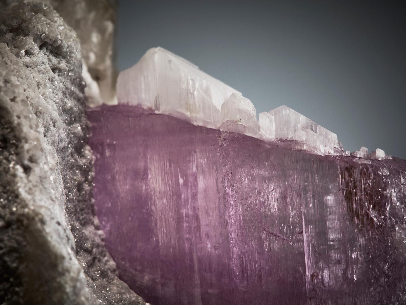 Pink Kunzite on Quartz and Calcite Matrix in vendita 8
