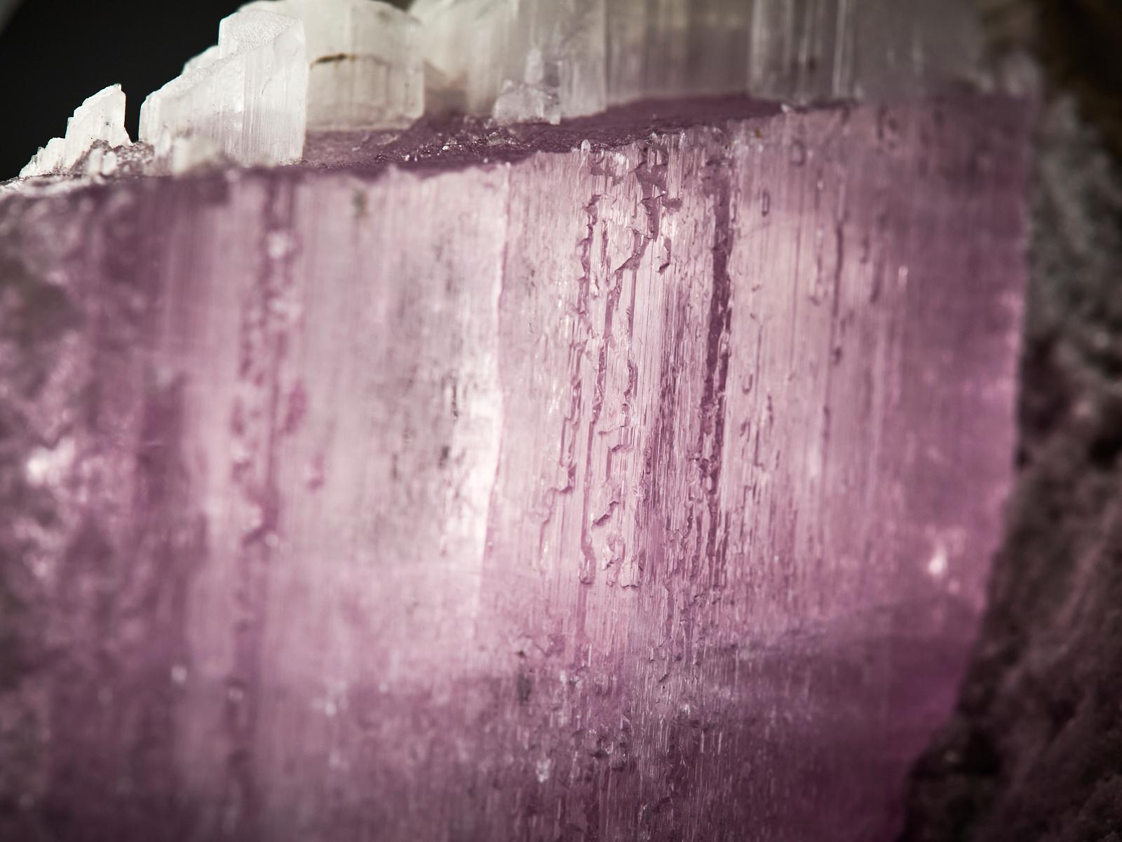 Pink Kunzite on Quartz and Calcite Matrix in vendita 9