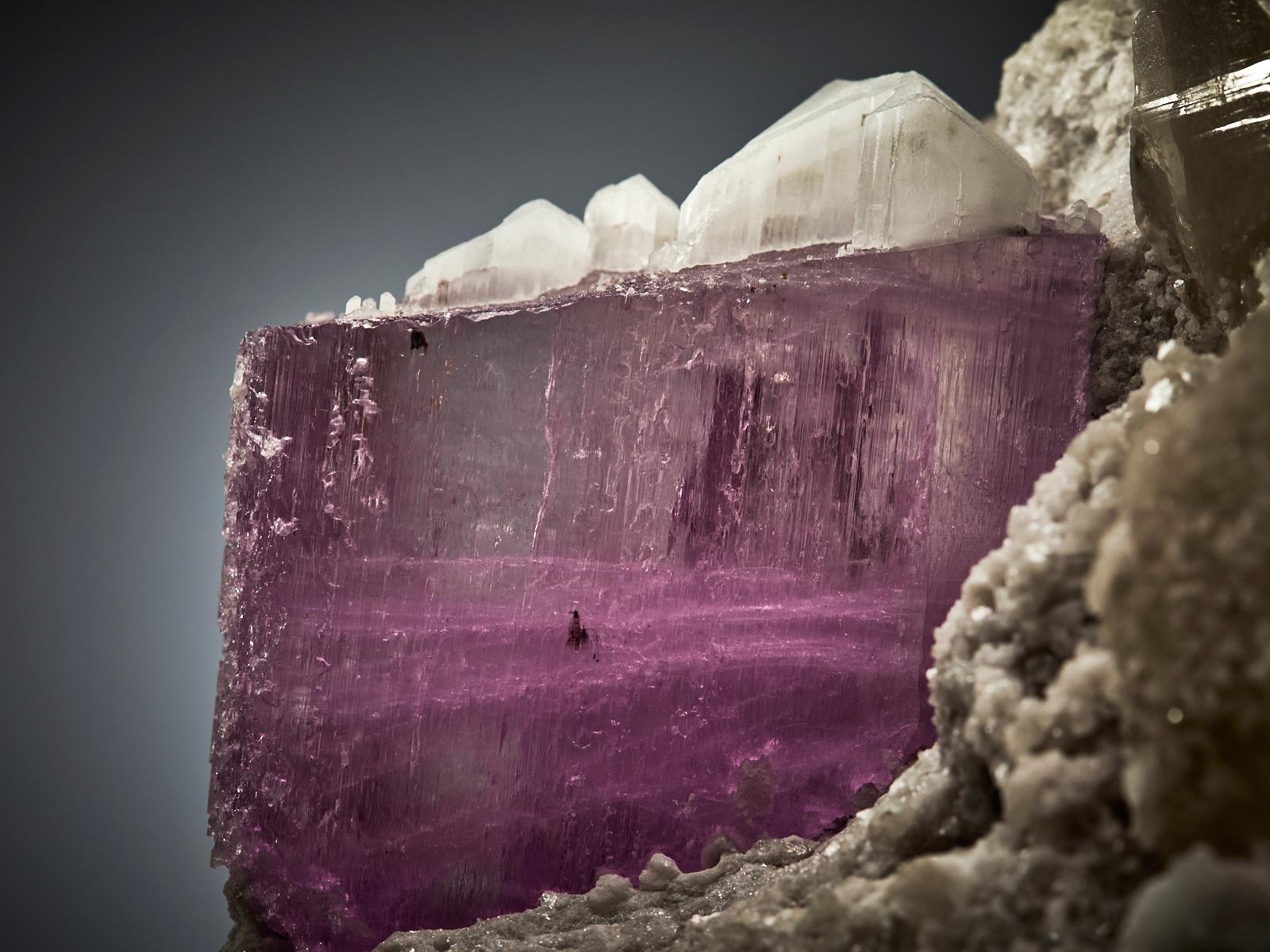 Pink Kunzite on Quartz and Calcite Matrix in vendita 10