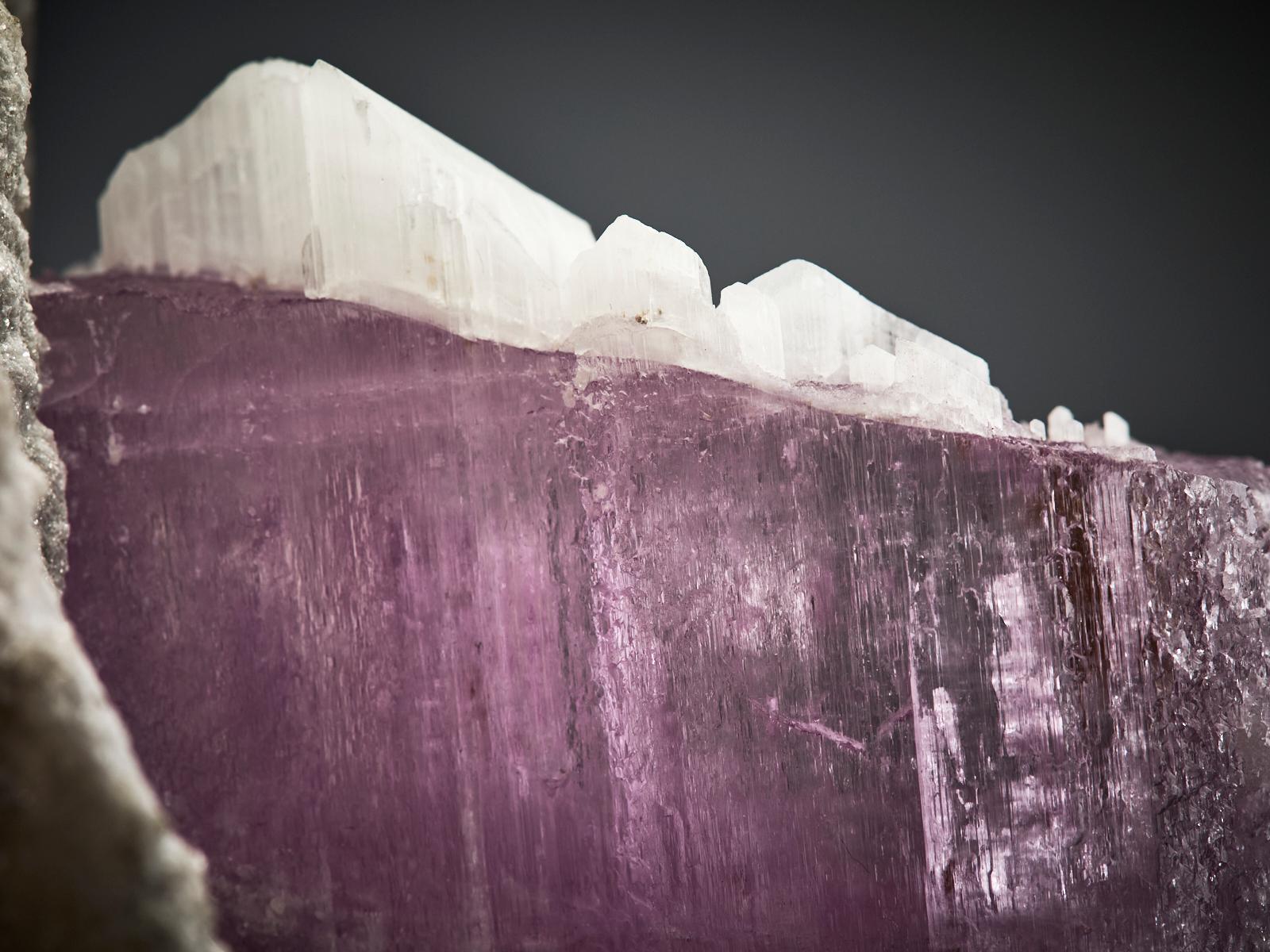 Pink Kunzite on Quartz and Calcite Matrix in vendita 11