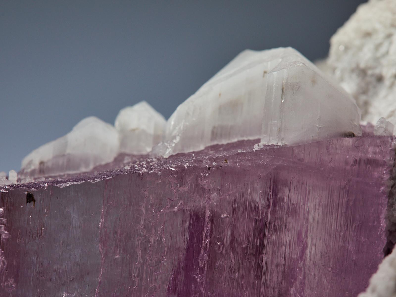 Pink Kunzite on Quartz and Calcite Matrix in vendita 12