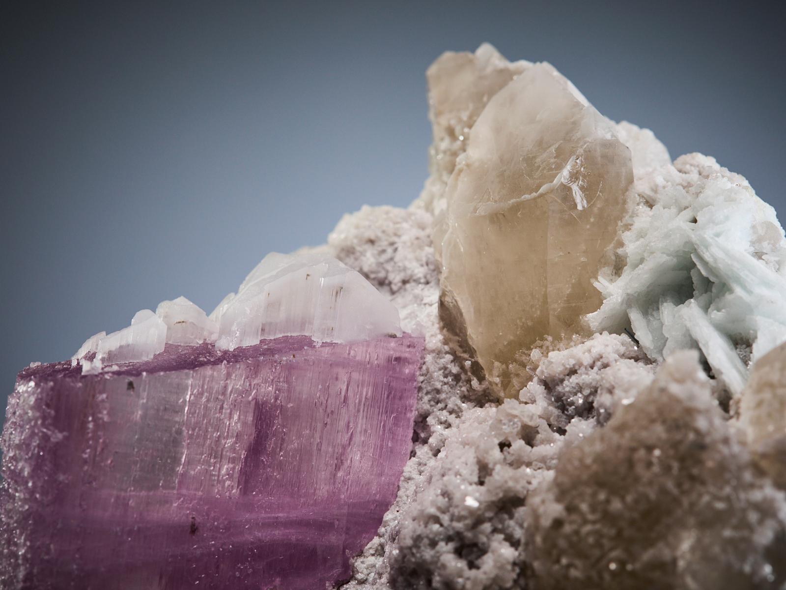 Pink Kunzite on Quartz and Calcite Matrix in vendita 13