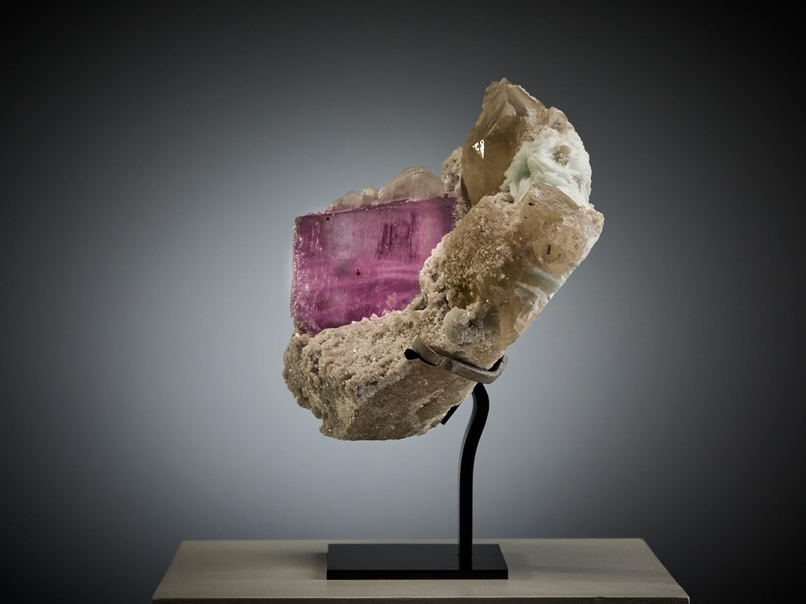 Pakistano Pink Kunzite on Quartz and Calcite Matrix in vendita