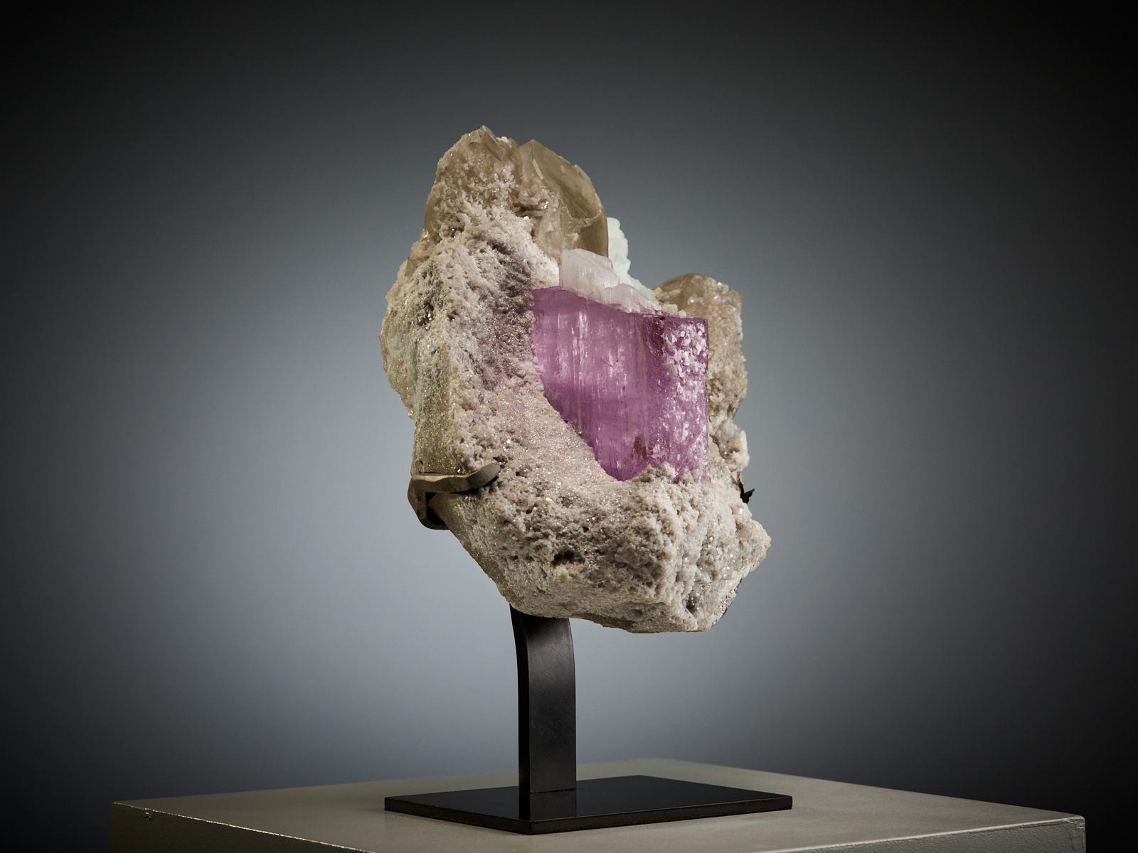 Pink Kunzite on Quartz and Calcite Matrix In condizioni ottime in vendita a London, GB