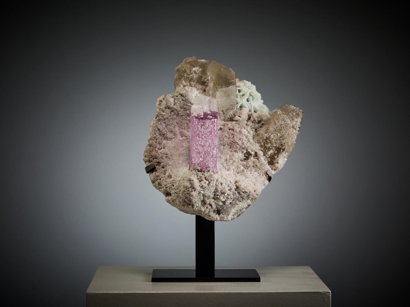 Fino al XVIII secolo Pink Kunzite on Quartz and Calcite Matrix in vendita