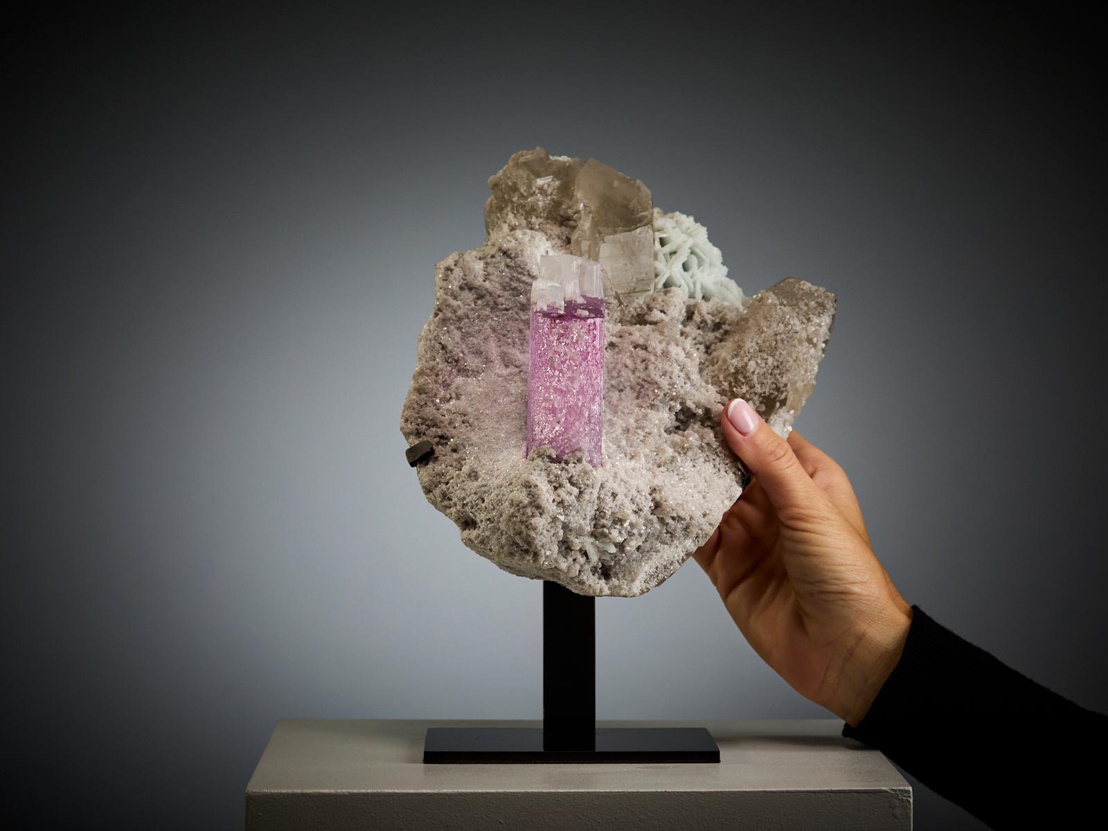 Cristallo Pink Kunzite on Quartz and Calcite Matrix in vendita