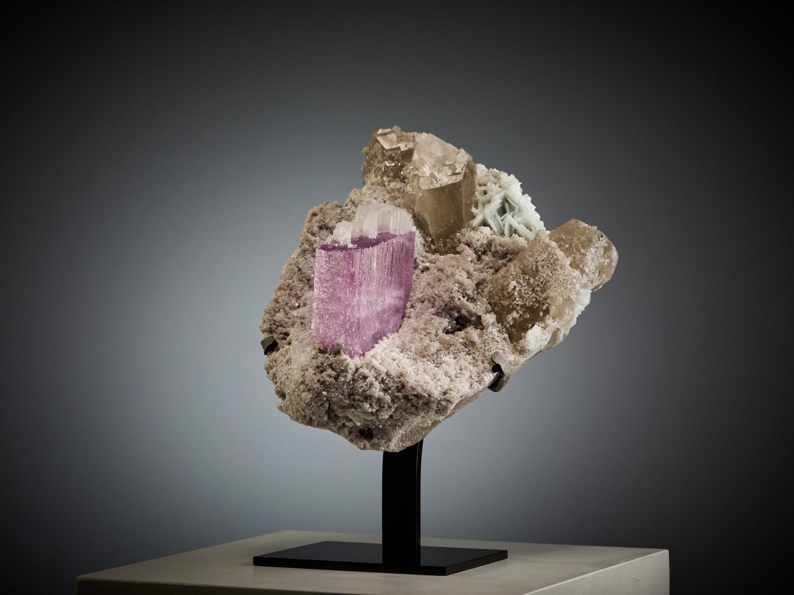 Pink Kunzite on Quartz and Calcite Matrix in vendita 1
