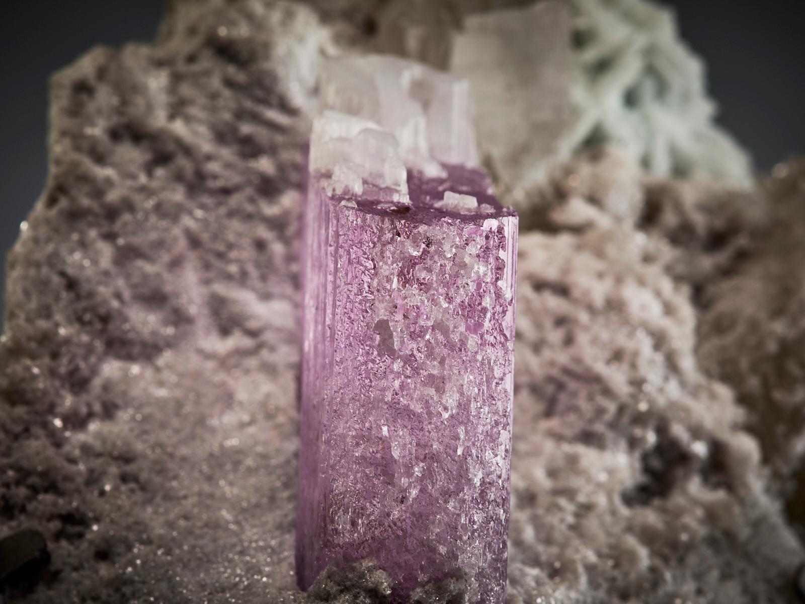 Pink Kunzite on Quartz and Calcite Matrix in vendita 2
