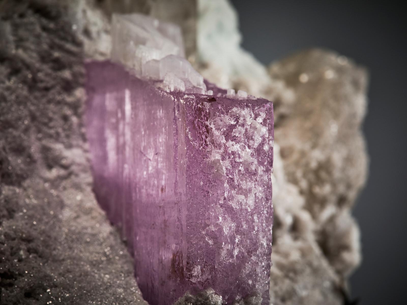 Pink Kunzite on Quartz and Calcite Matrix in vendita 3