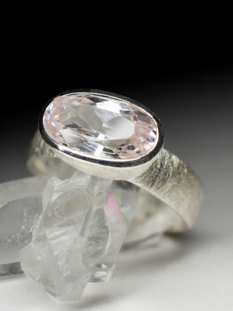 Silver men's ring with natural pink Kunzite
kunzite origin - Pakistan
kunzite weight - 3 carats
ring weight - 5.17 grams
ring size - 18.5 US
stone measurements - 0.24 х 0.31 х 0.51 in / 6 х 8 х 13 mm