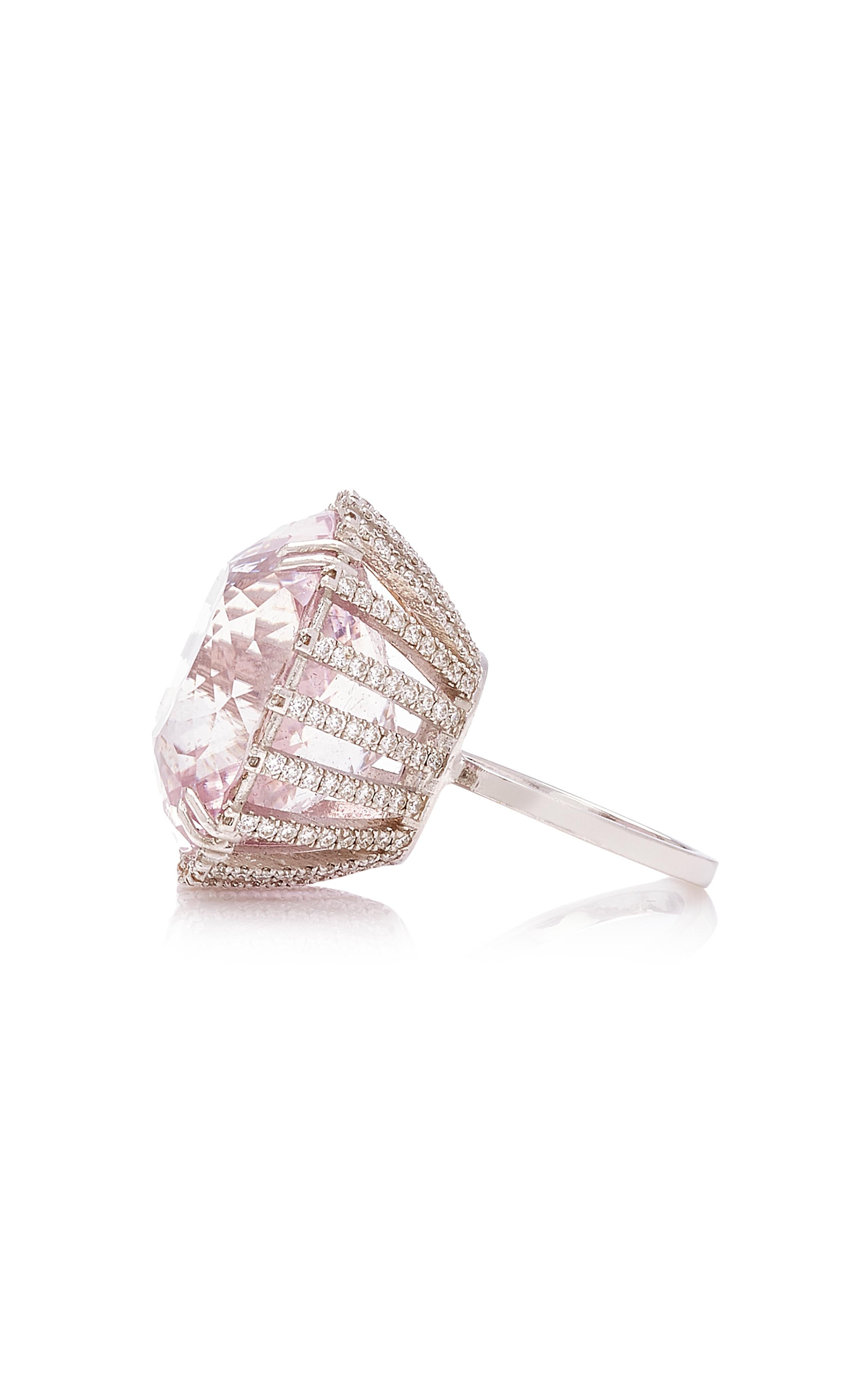 Bague en kunzite rose et diamants blancs Whiting
présente une kunzite à facettes, taillée en coussin, qui rayonne de teintes prismatiques de lavande et de rose, 
Présentée sur de superbes griffes incrustées de diamants avec un cadre de soutien de