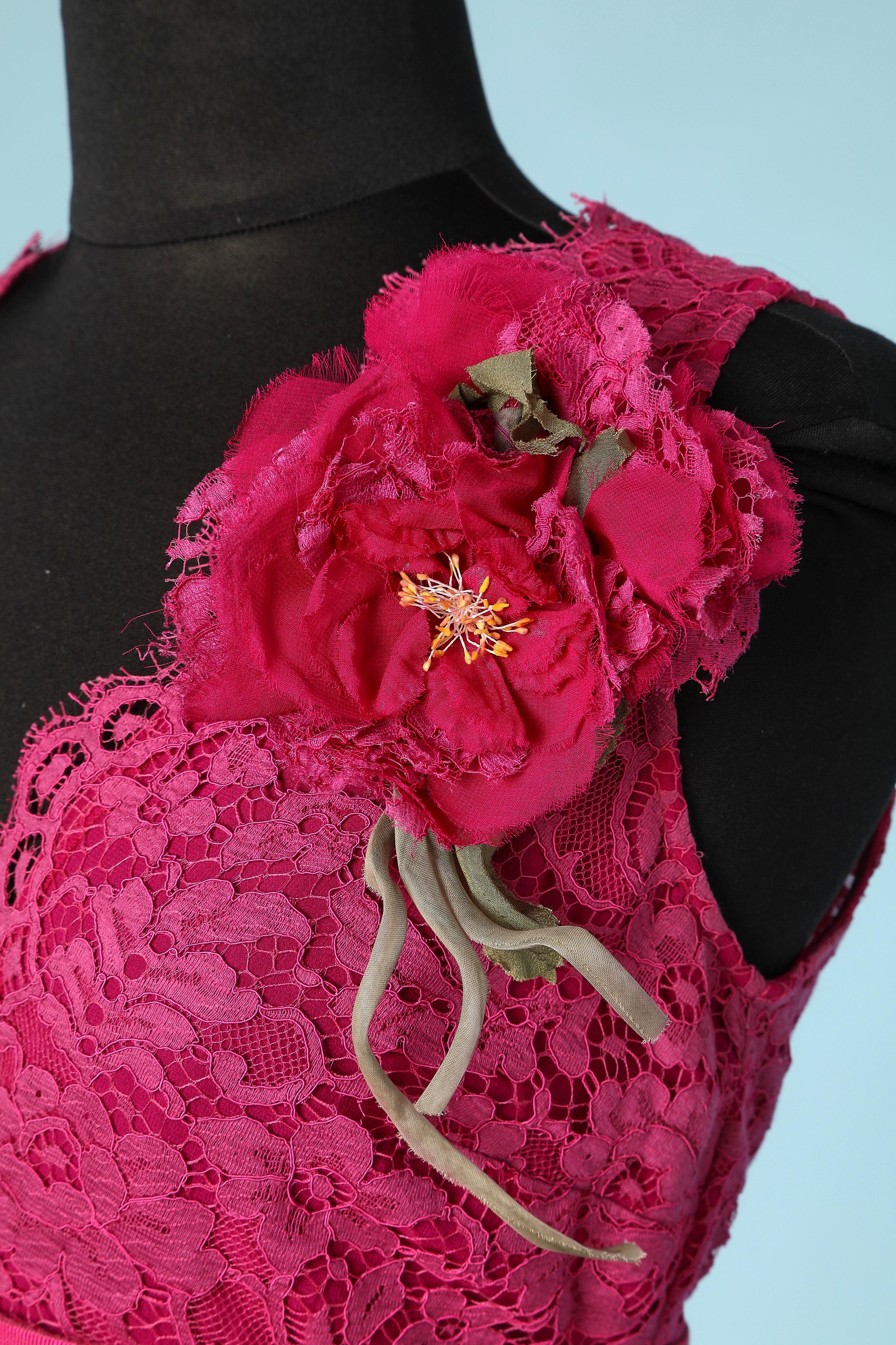 Raspberry pink lace cocktail dress with fabric flower embellishment.
Silk Chiffon lining. 
Zip and hook&eye closure on the middle back. Gros-grain under-bust belt with flat bow. 
SIZE L 