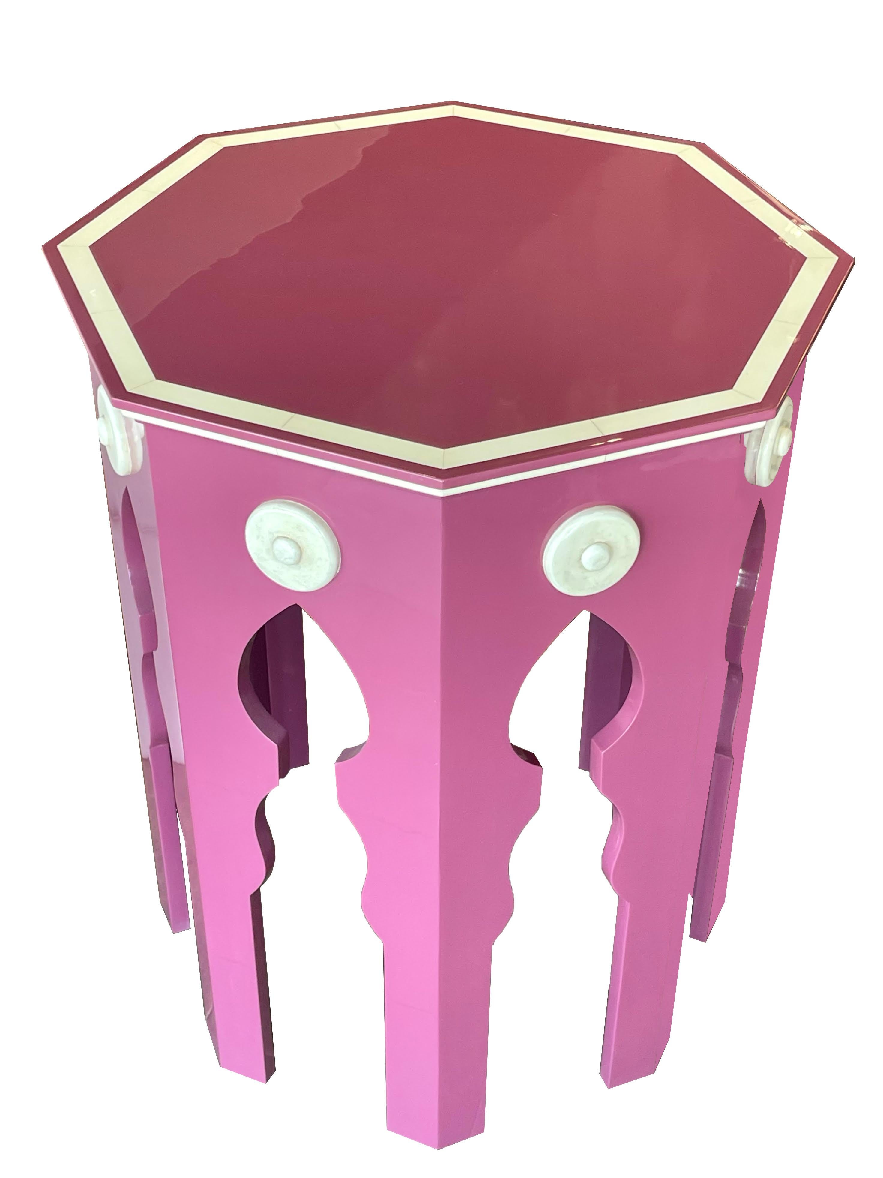 MLB Table d'appoint laquée rose, créée sur mesure par Martyn Lawrence Bullard
Inspiré par la silhouette de la table à thé marocaine.





