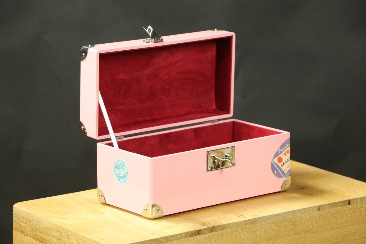 The pink lacquered jewelry trunk, with its key

Its characteristics:
Box - Malle - miniature
Pink lacquered jewelry trunk
Exterior lacquer
Inside wrapped with suede
Lock with key
Nickel plated jewelry
Hotel Labels
Unique piece