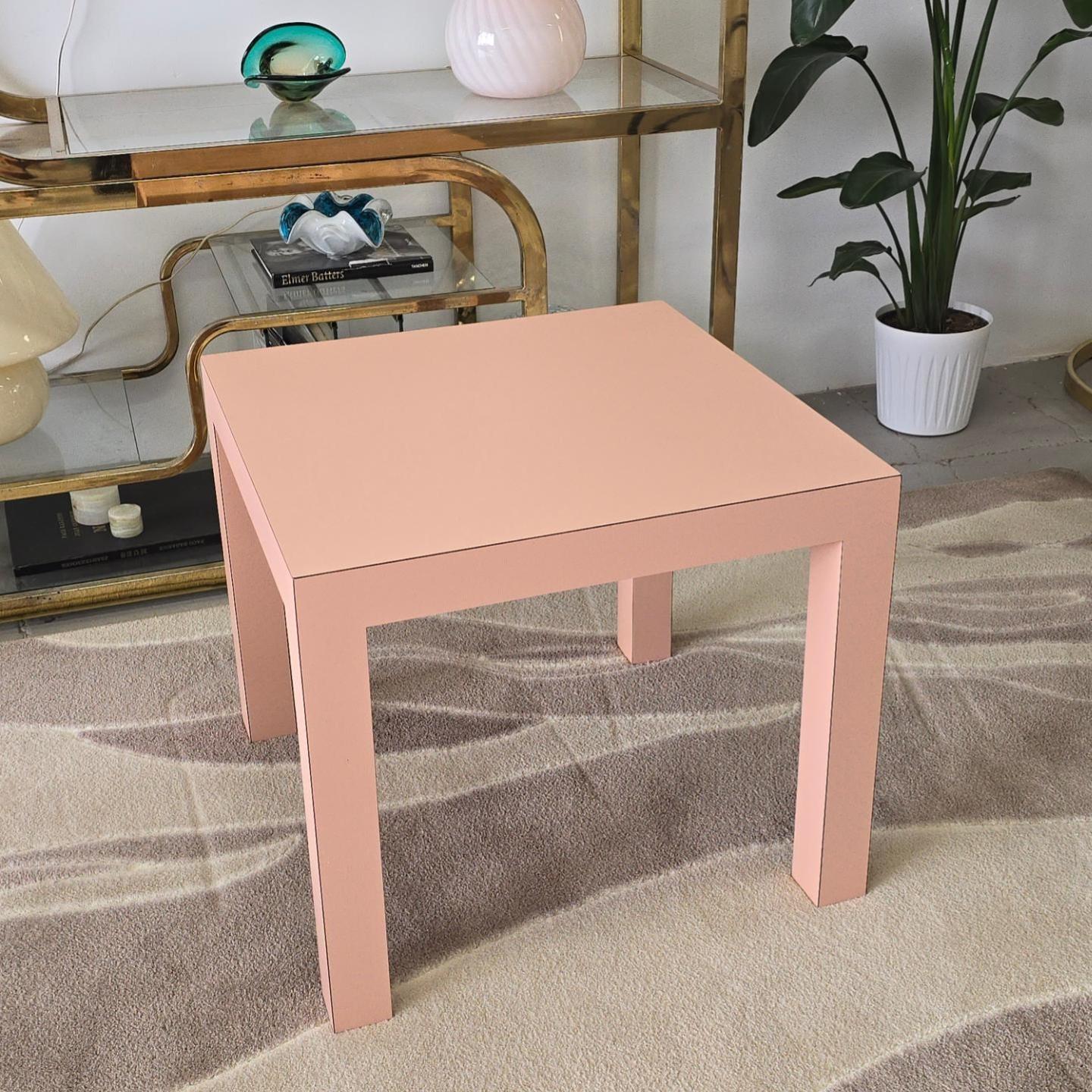 Table d'appoint post-moderne en stratifié rose clair. Cette table d'appoint de style Parsons présente une finition rose clair. Le placage stratifié a un toucher texturé. Les lignes de la table sont fluides et simples, mais c'est un meuble