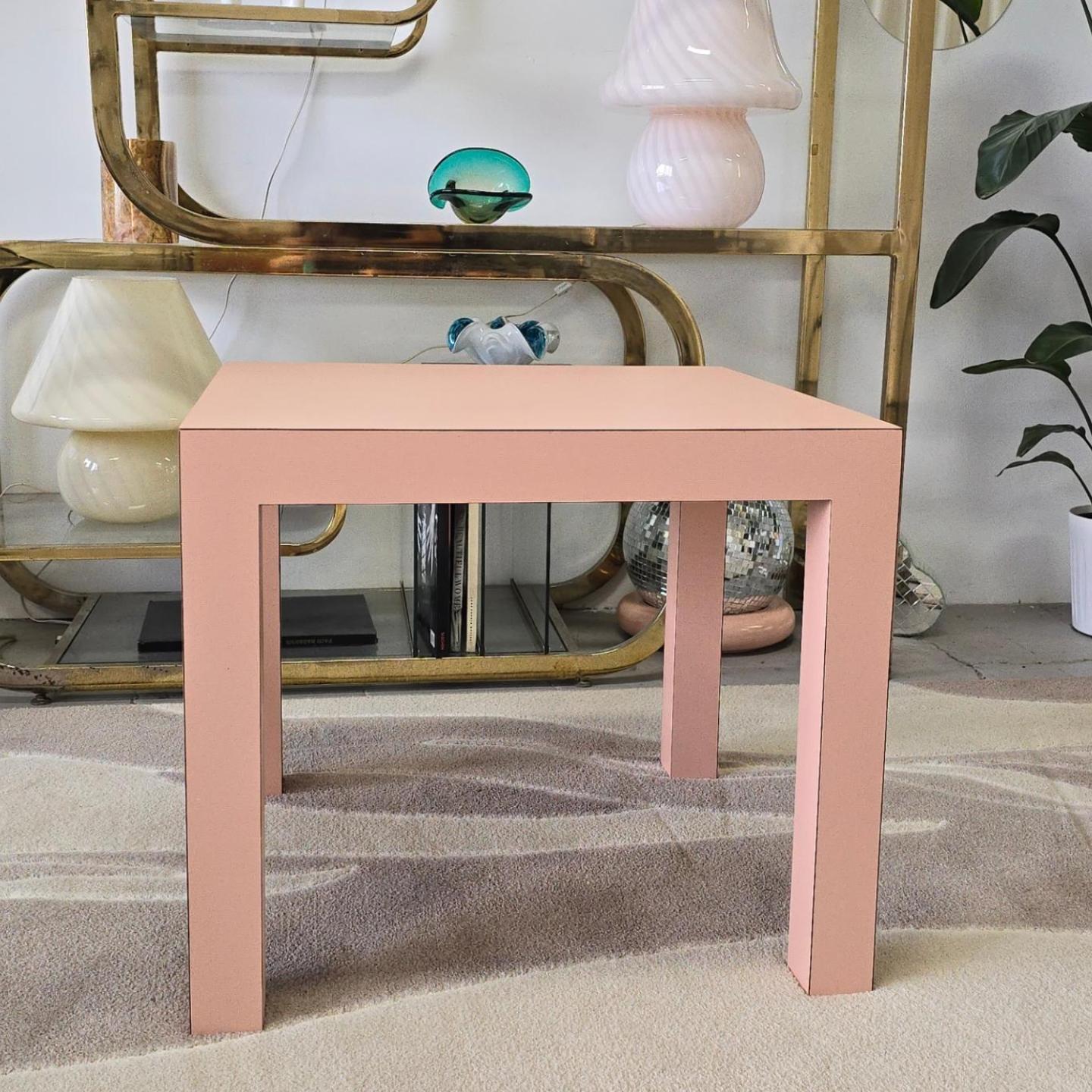 Postmoderne Table d'appoint The Modernity en stratifié rose en vente