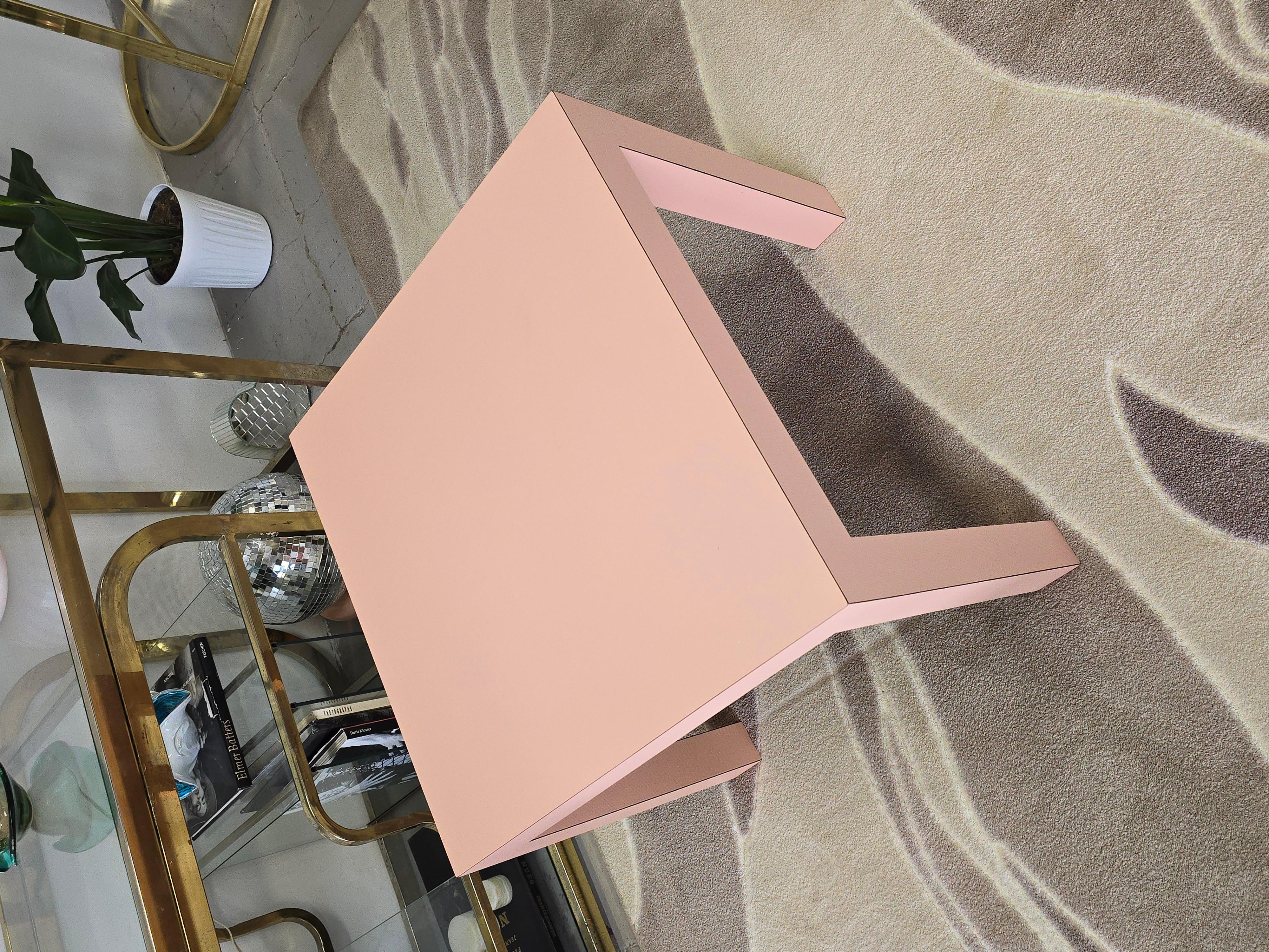 Autre Table d'appoint The Modernity en stratifié rose en vente