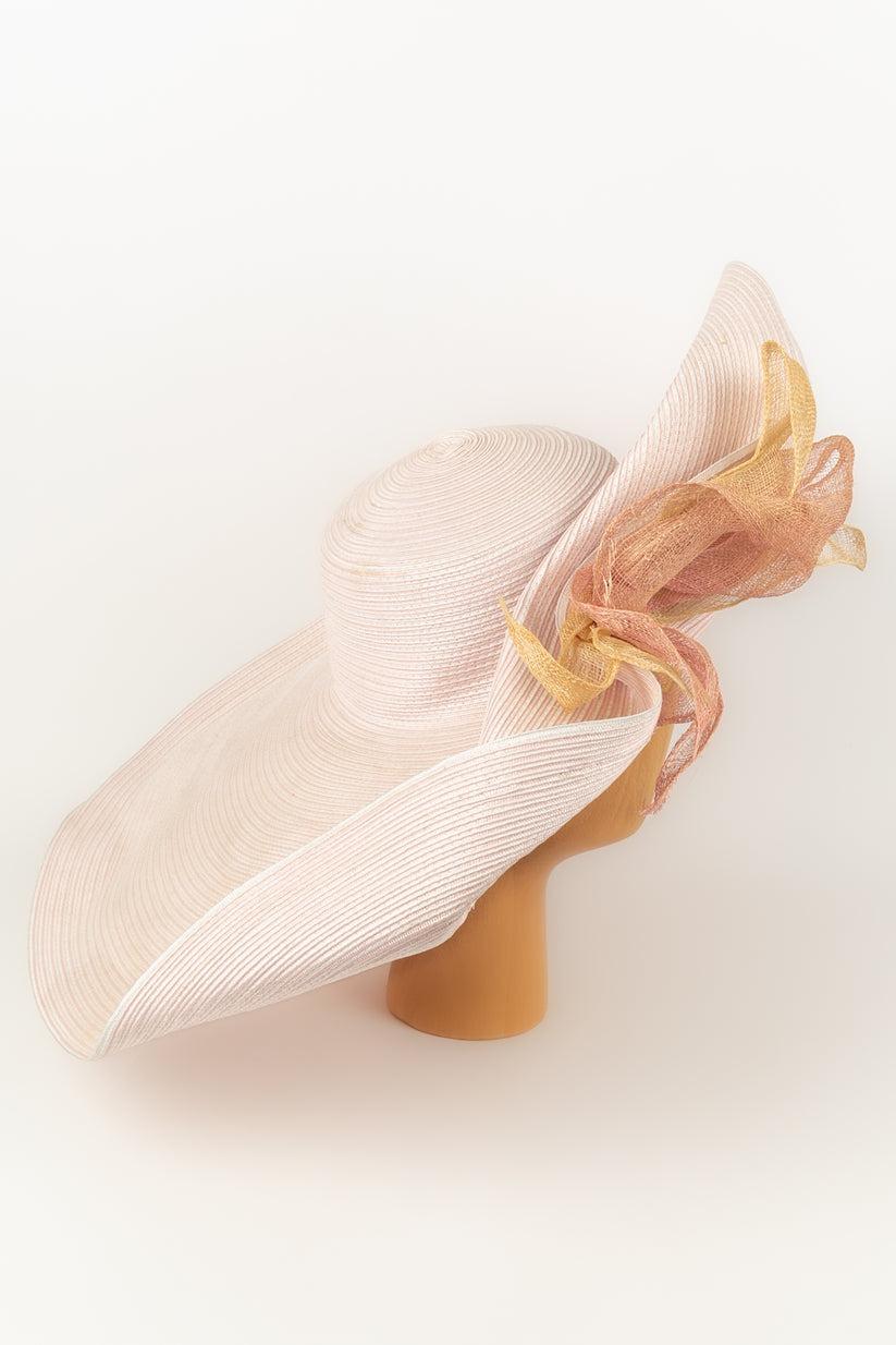 ANONIMO - Grande mantello di paglia rosa. Da notare, presenze di attività.

Informazioni aggiuntive:
Condit:Buone condizioni
Dimensioni: Circonferenza: 57 cm

Riferimento del venditore: CHP62