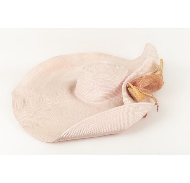 Beige Capo di paglia rosa grande in vendita