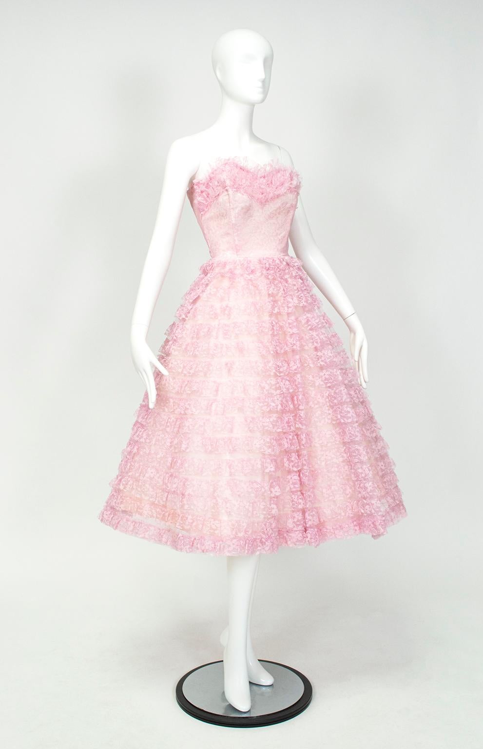 Dieses bonbonfarbene Konfekt zwischen Rosa und Lavendel ähnelt einem Haute-Couture-Kleid von Christian Dior, das bei der Resort/Cruise-Show 2011 in Shanghai vorgestellt wurde.  Das Dior-Modell war mit einem geschätzten Preis von 150.000 Dollar etwas