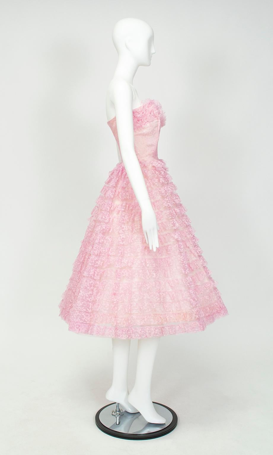 Rosa-lavendelfarbenes New Look trägerloses, gestuftes Ballerina Partykleid aus Spitze - S-M, 1950er Jahre (Pink) im Angebot