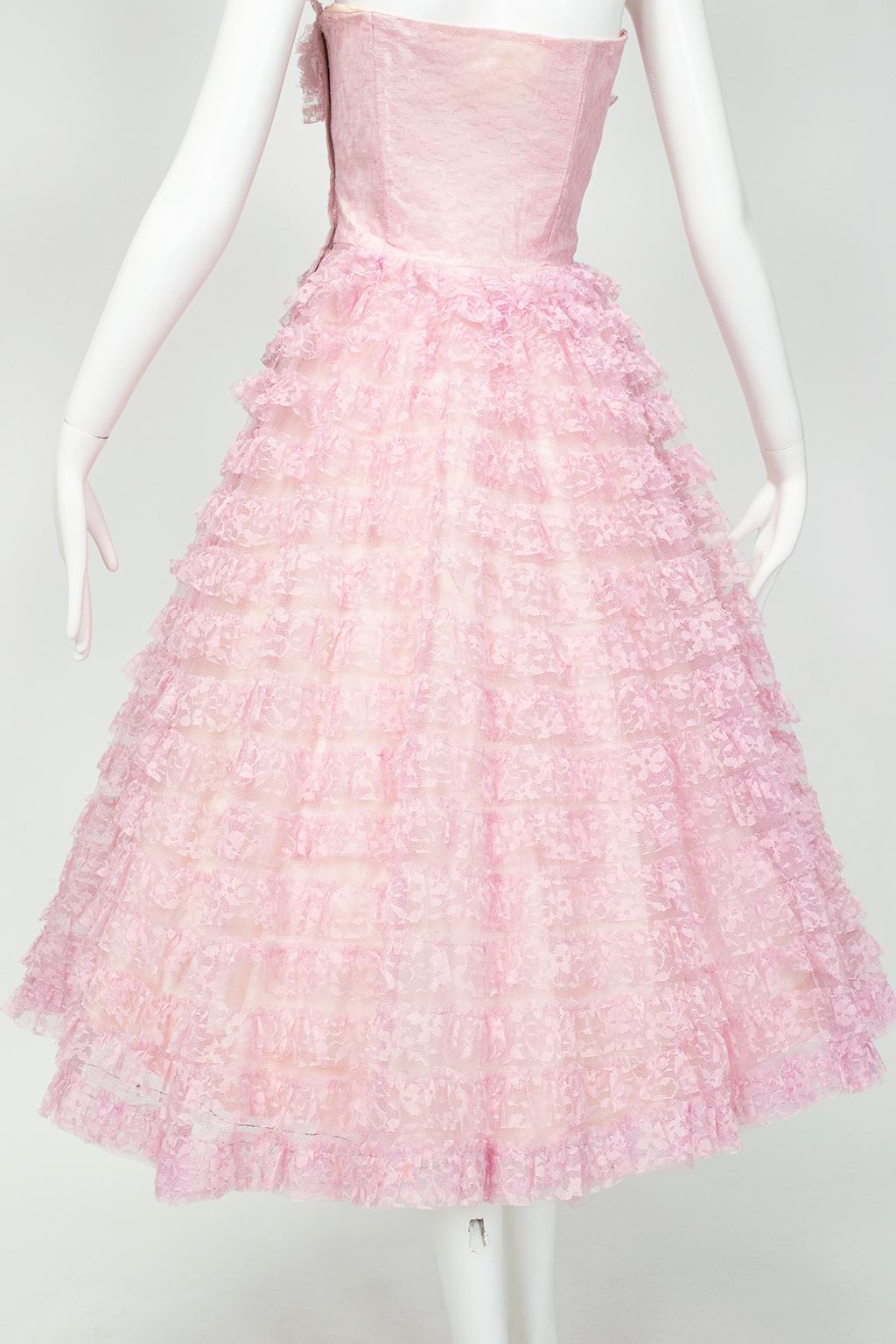 Rosa-lavendelfarbenes New Look trägerloses, gestuftes Ballerina Partykleid aus Spitze - S-M, 1950er Jahre im Angebot 1