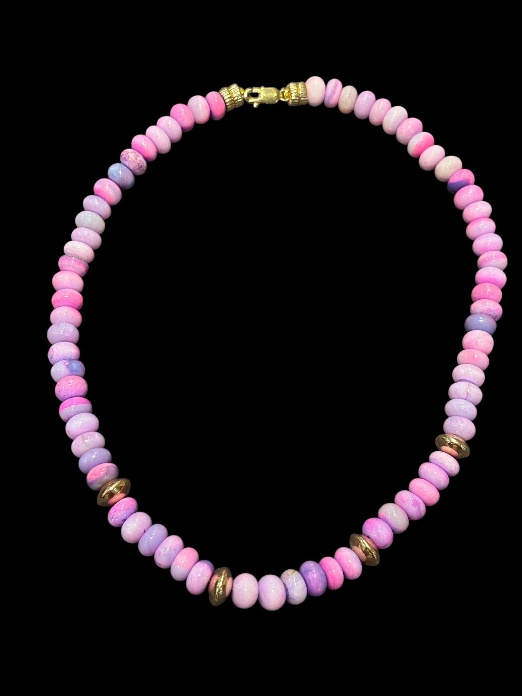 Collana di opali rosa/lavanda con oro In condizioni Nuovo in vendita a New York, NY