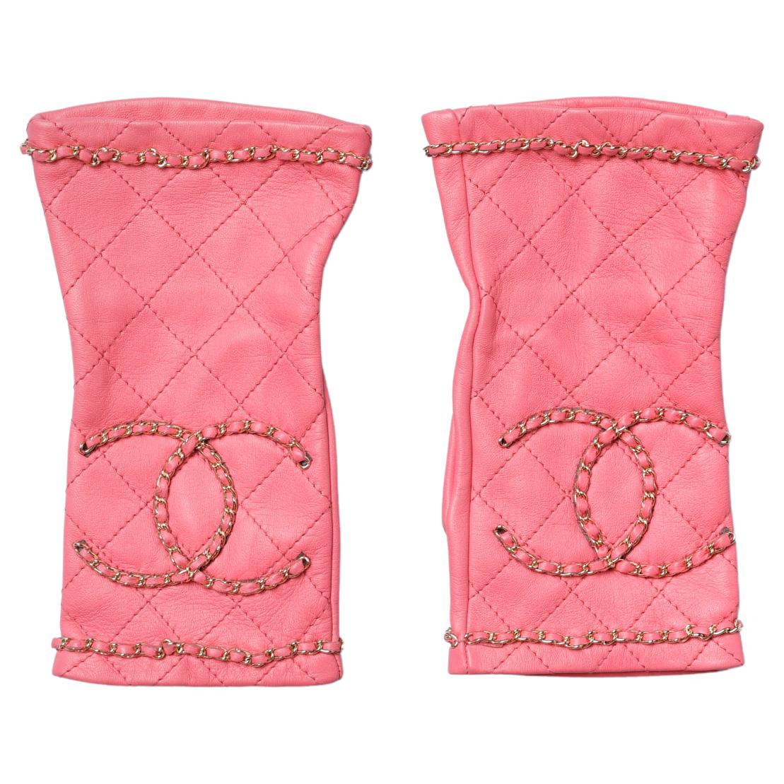 Pink leather mittens top-stitched and "Double C" in chain Chanel