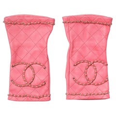 Pink leather mittens top-stitched and "Double C" in chain Chanel 