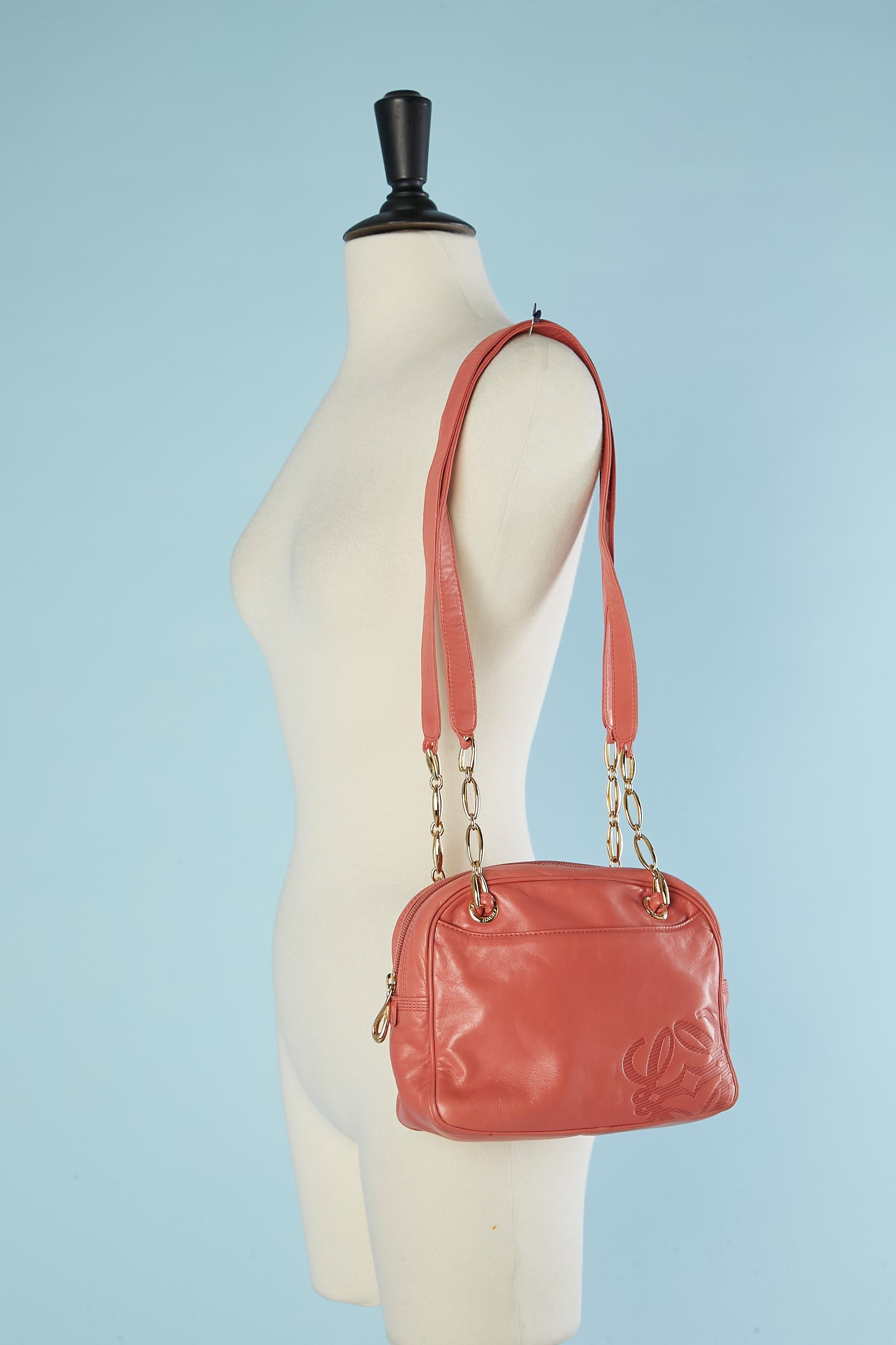 Women's Pink leather shoulder bag with emboss brand and shoulder strap Loewe  For Sale