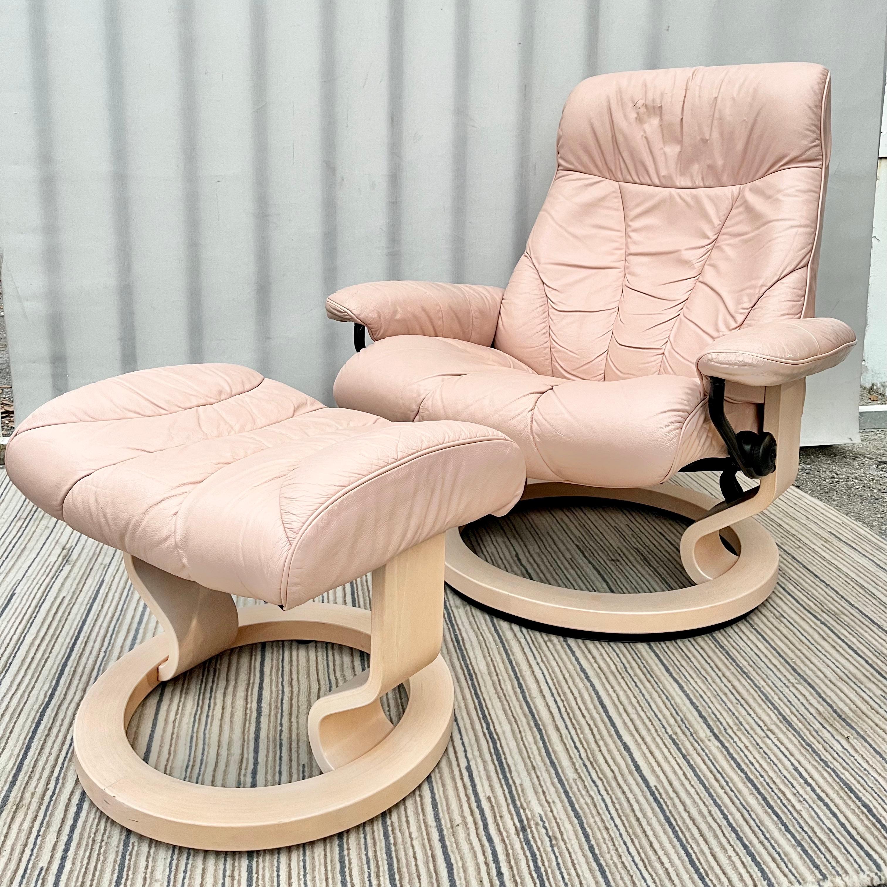 Rare Vintage Pink Leather Lounge Recliner Chair with matching Ottoman by Ekornes Stressless Norway. Circa 1980s 
Features a full 360° swivel round base with the Recliner Stressless Glide System, which ensures a maximum support for the entire body.