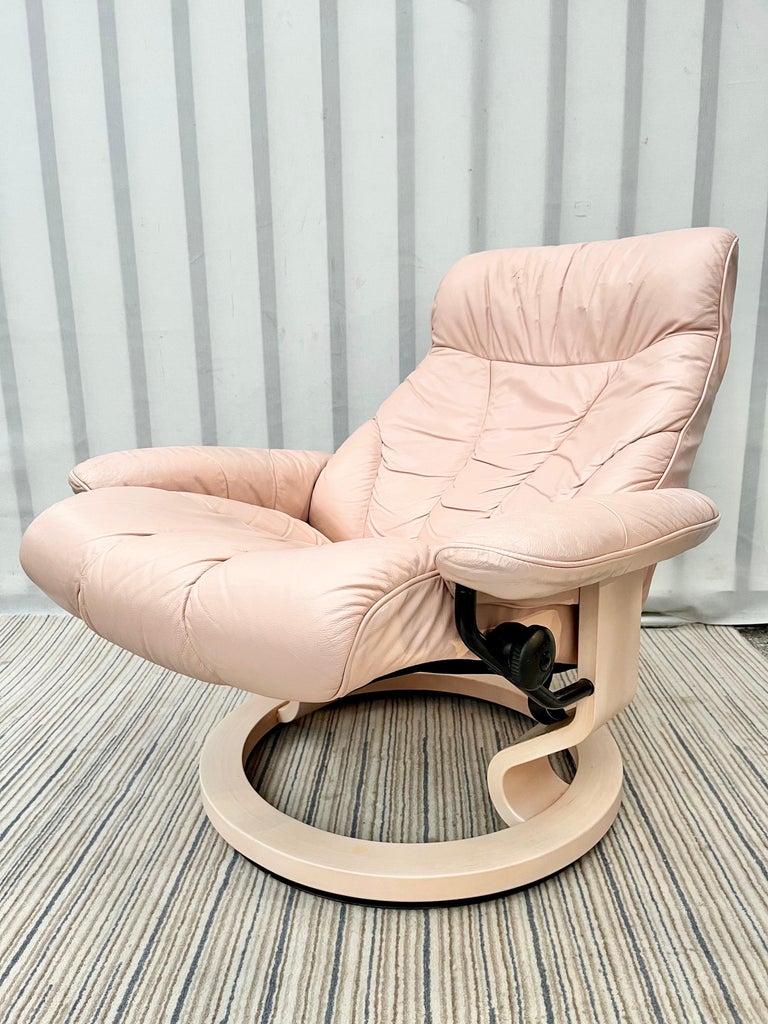 Norwegian Pink Leather Swivel Lounge Chair and Ottoman Set by Ekornes Stressless For Sale