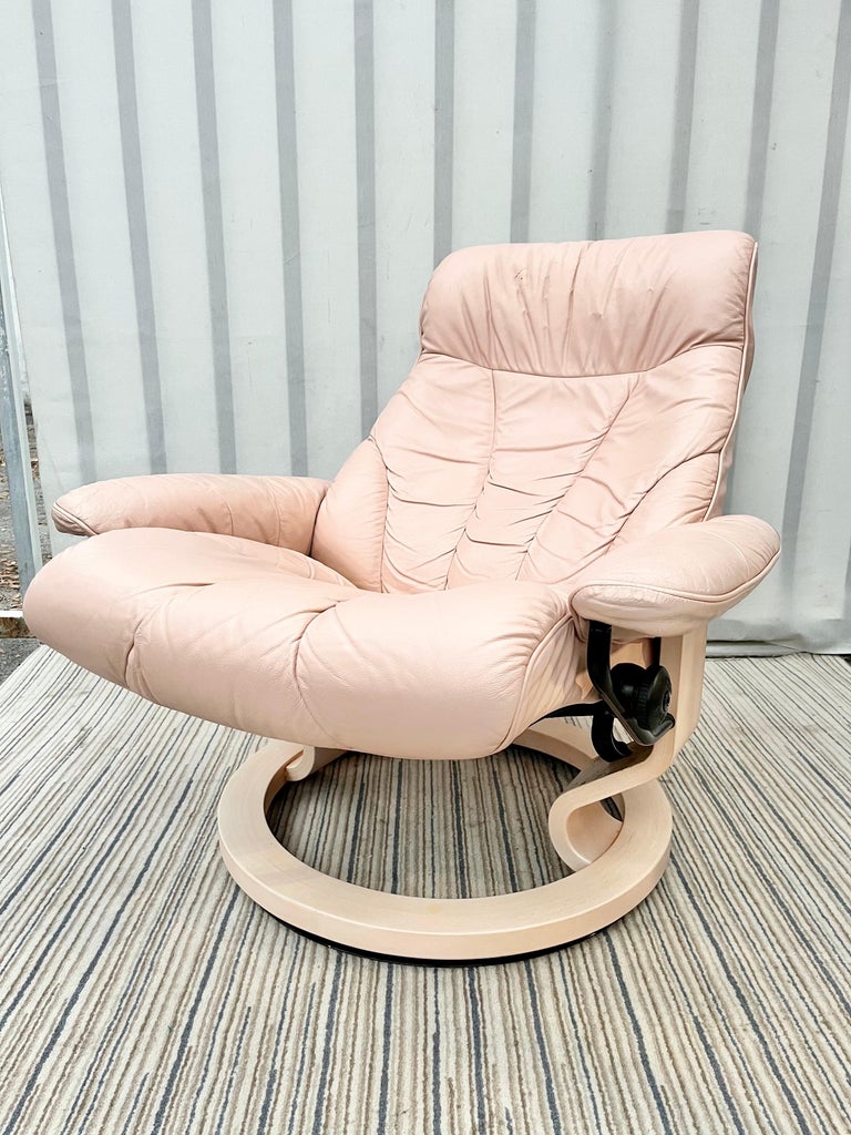 Pink Leather Swivel Lounge Chair and Ottoman Set by Ekornes Stressless In Good Condition For Sale In Miami, FL