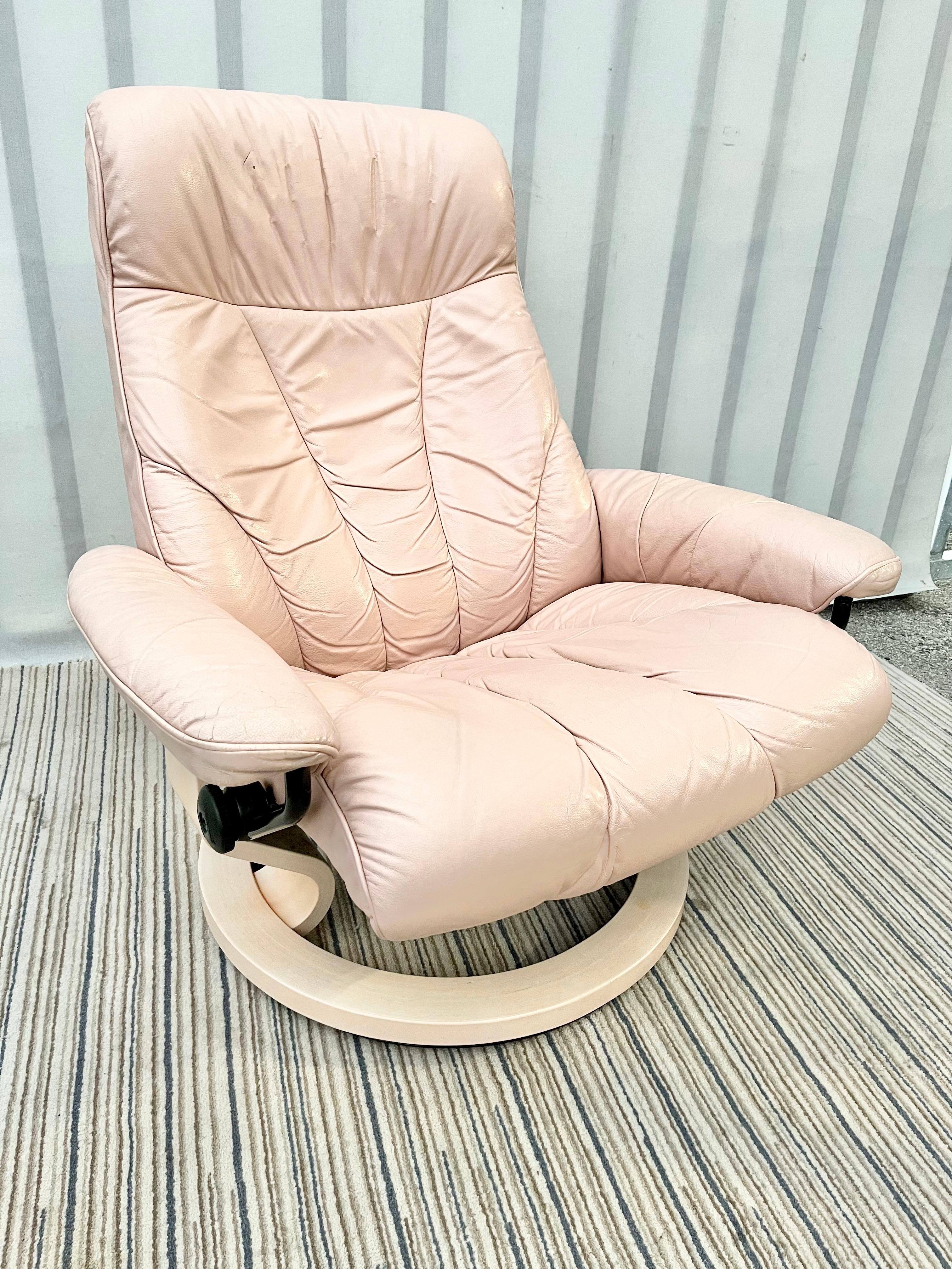 Scandinavian Modern Pink Leather Swivel Lounge Chair and Ottoman Set by Ekornes Stressless For Sale