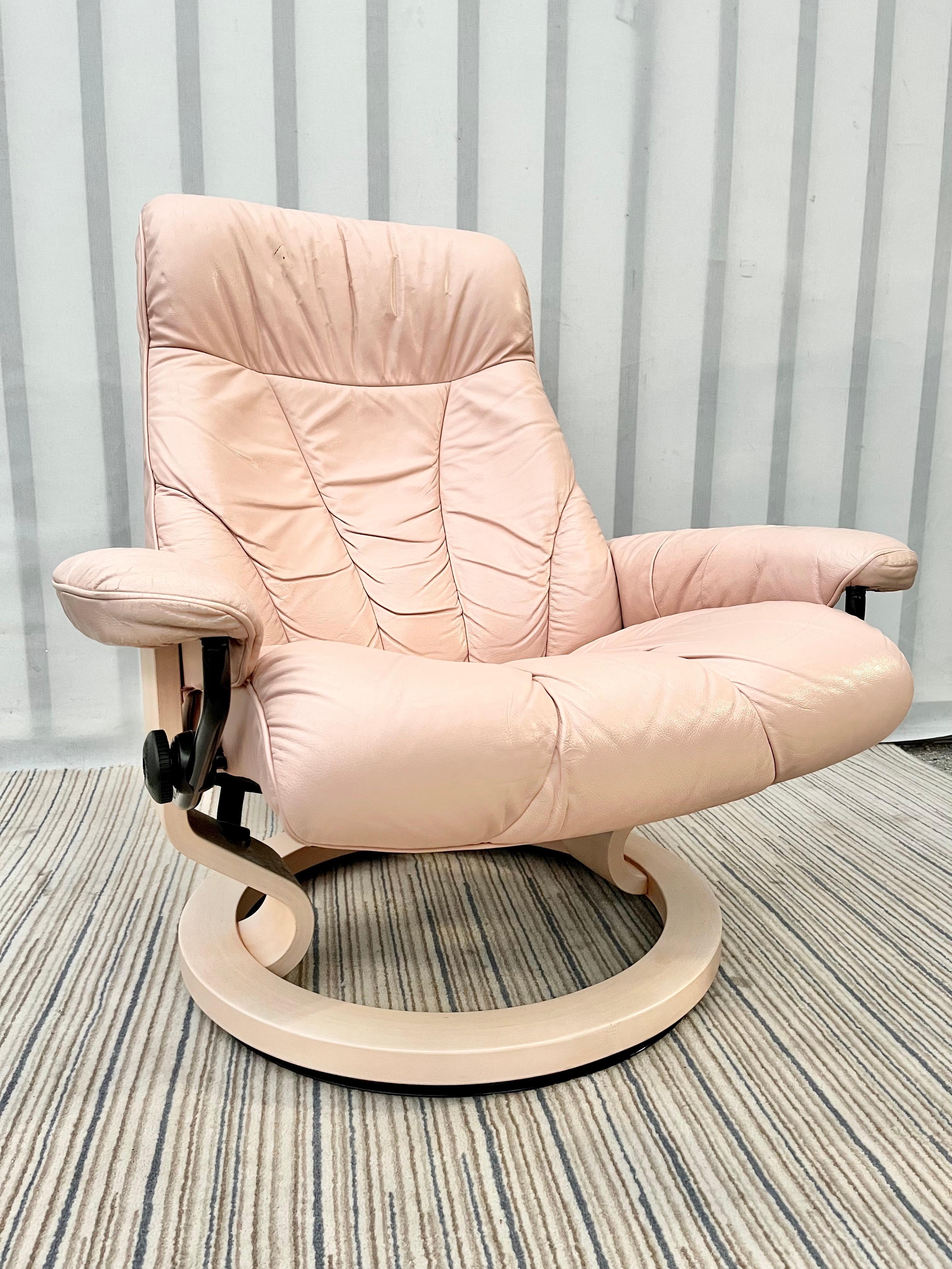 Norwegian Pink Leather Swivel Lounge Chair and Ottoman Set by Ekornes Stressless For Sale