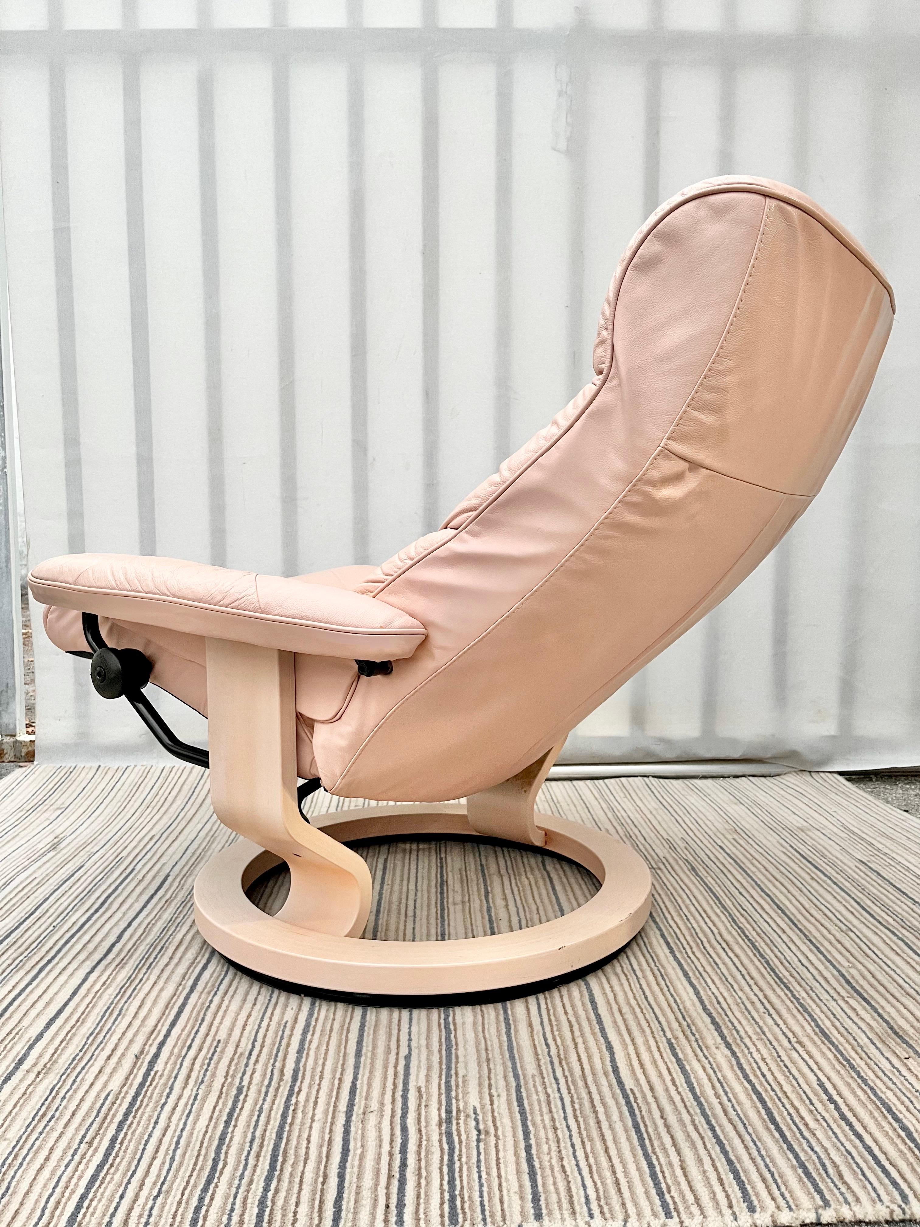 Pink Leather Swivel Lounge Chair and Ottoman Set by Ekornes Stressless In Good Condition For Sale In Miami, FL