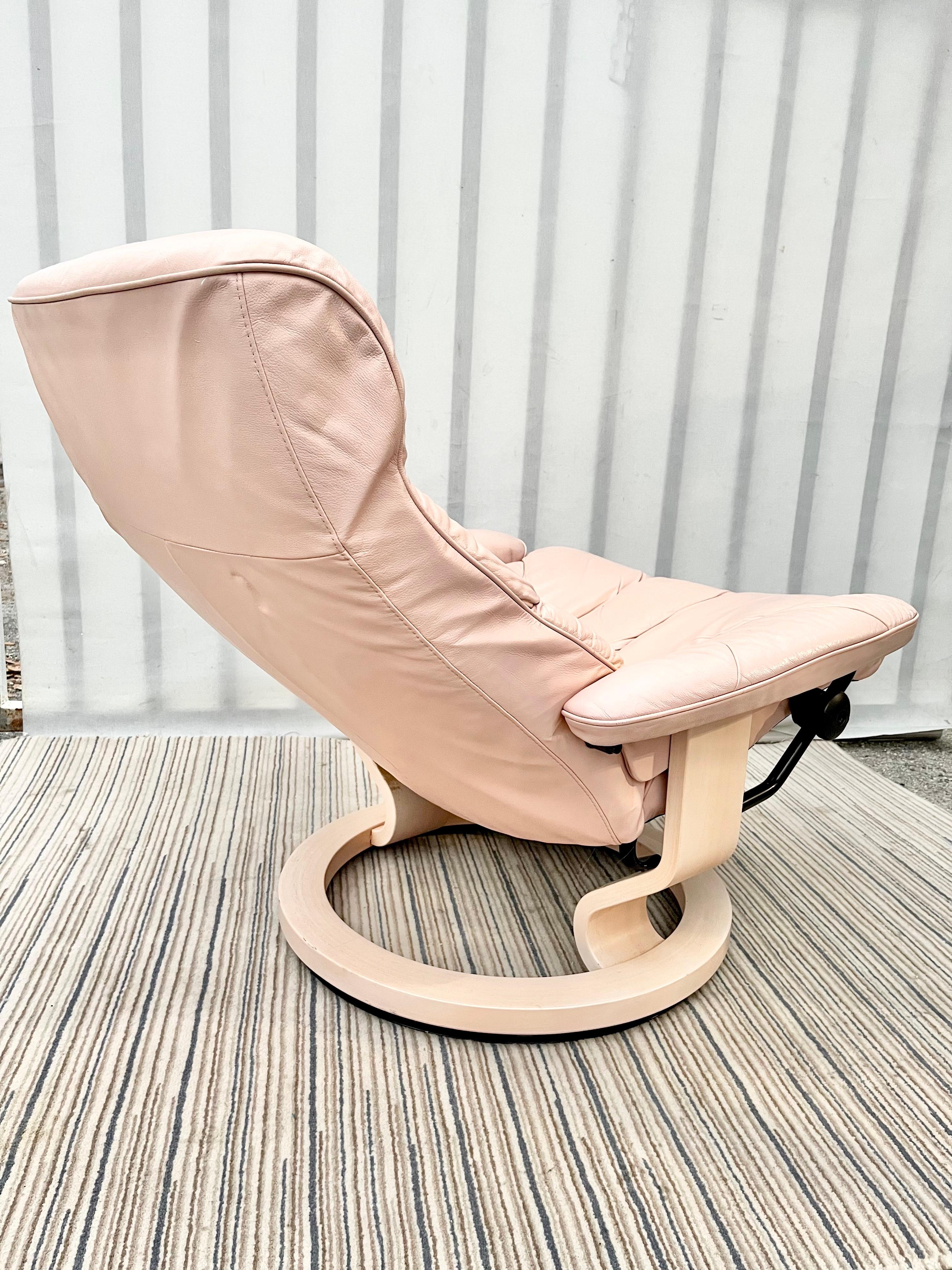 Late 20th Century Pink Leather Swivel Lounge Chair and Ottoman Set by Ekornes Stressless For Sale