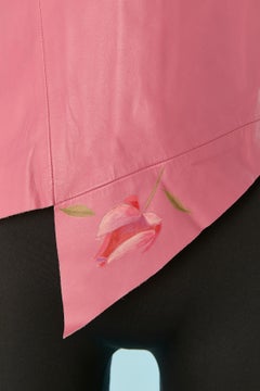 Camiseta sin mangas de cuero rosa con una flor pintada a mano de LOLITA LEMPICKA Première