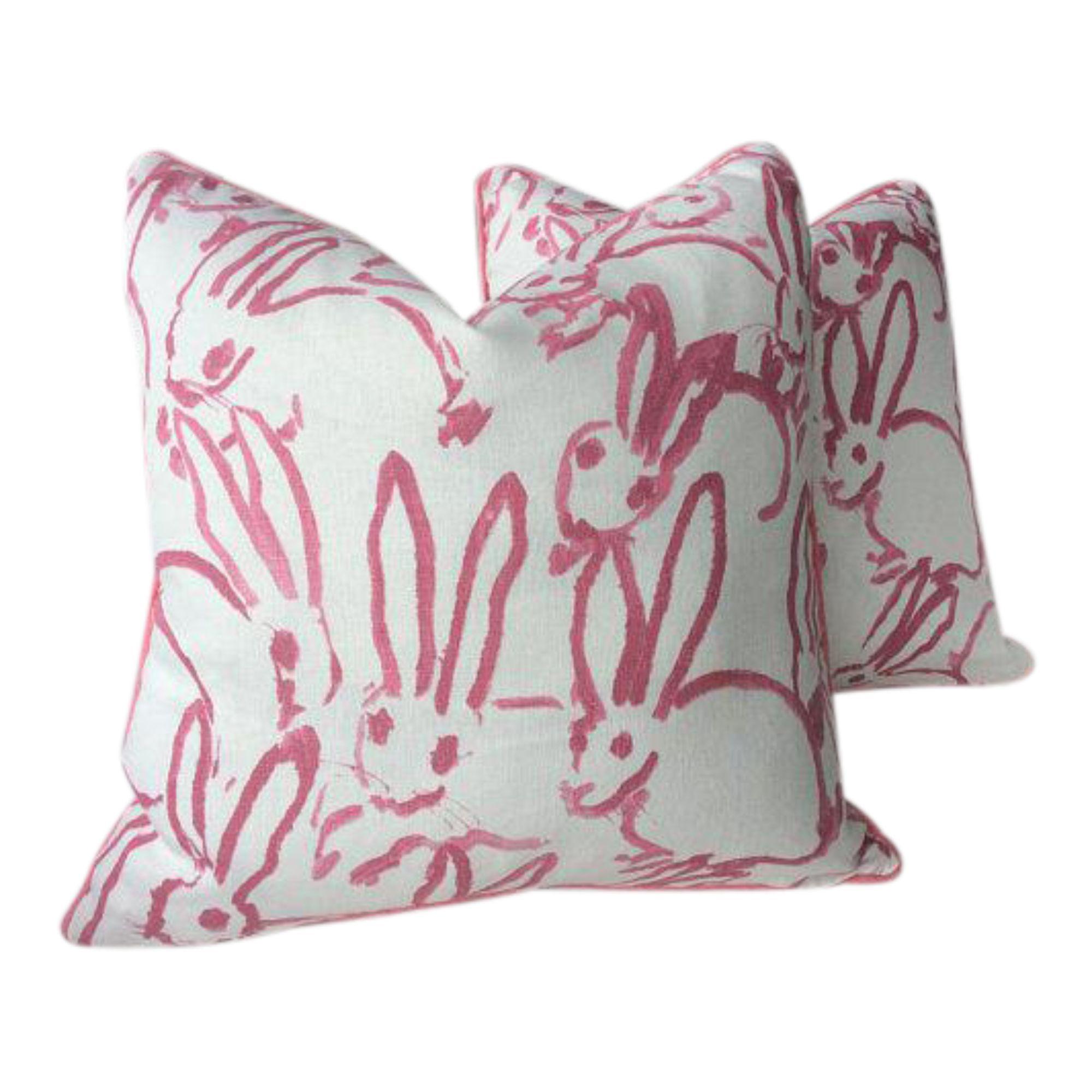 Lee Jofa Hunt Slonem "Bunny Hutch" in rosa 22" Cuscini imbottiti in piuma d'oca - una coppia in vendita