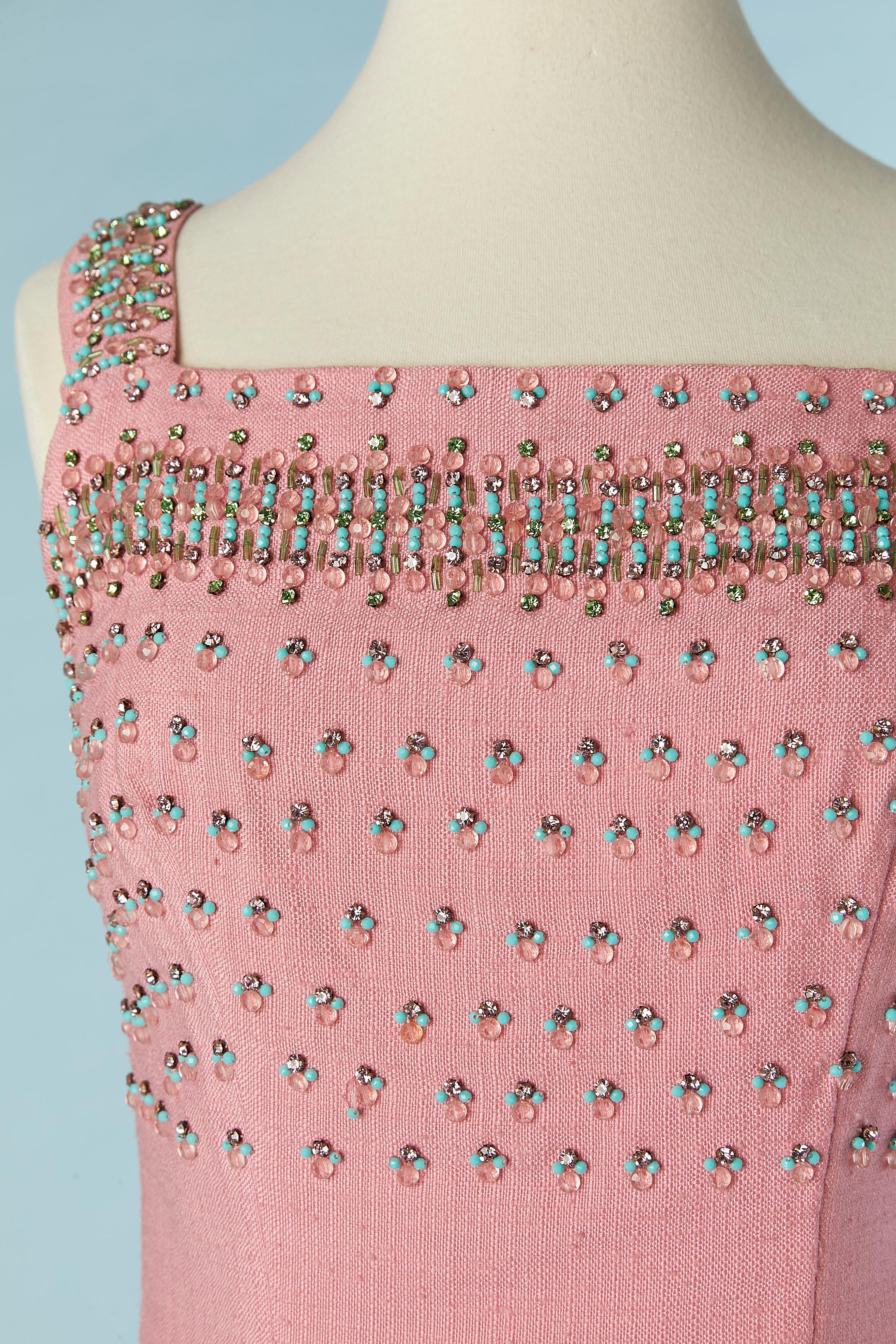 Vestido de cóctel sin mangas de lino rosa con pedrería. No hay etiqueta de composición del tejido del forro, pero probablemente sea acetato. 
TALLA 38 (Fr) M 