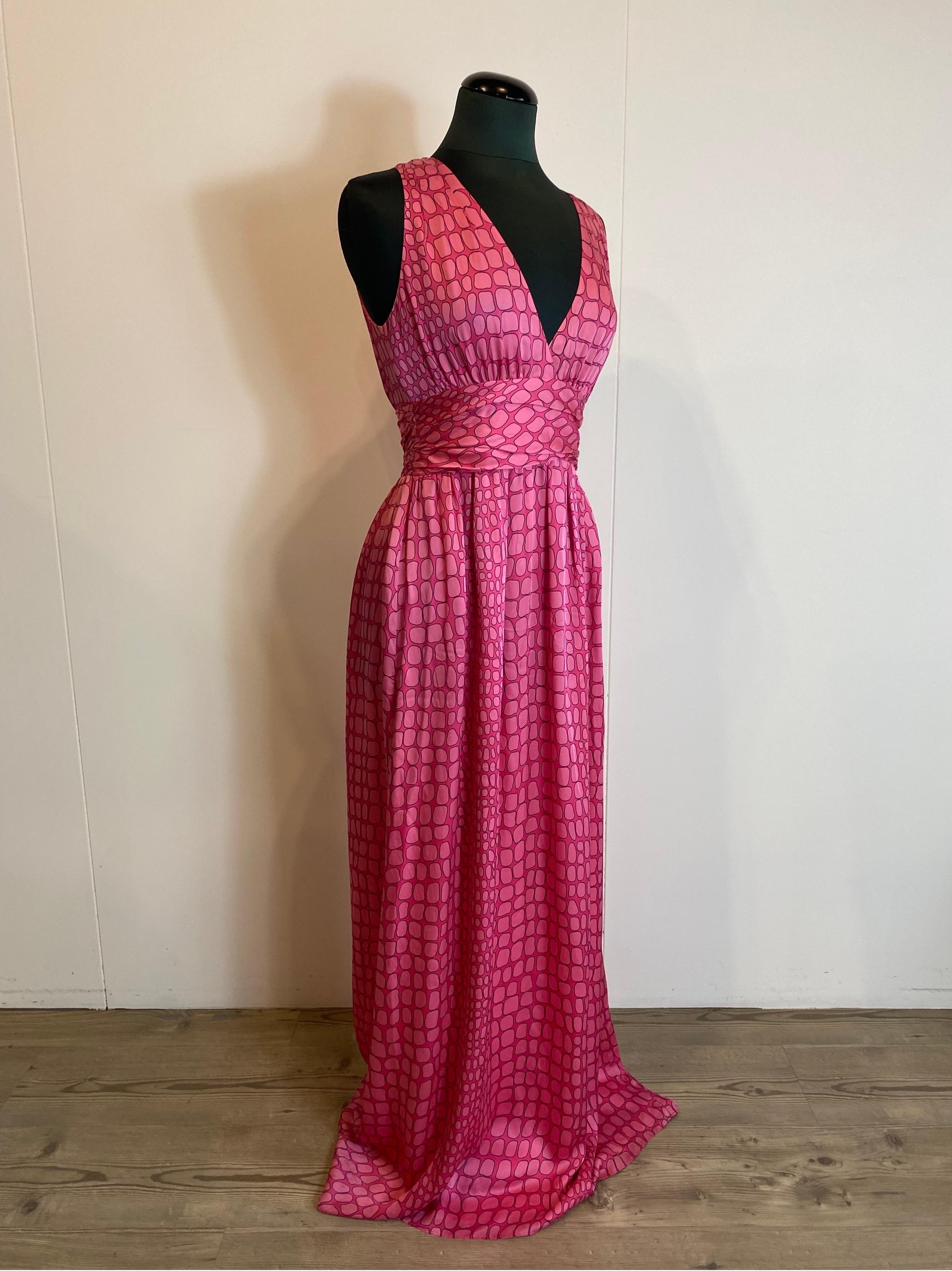 Long pink dress Moschino Cheap and Chic
Long pink patterned dress Moschino Cheap and Chic.
In silk. Lined in polyester. Side zip. Elegant.
Size 40 Italy.
Breast 37
Bust 35
Length 152
In excellent condition, shows signs of normal use.