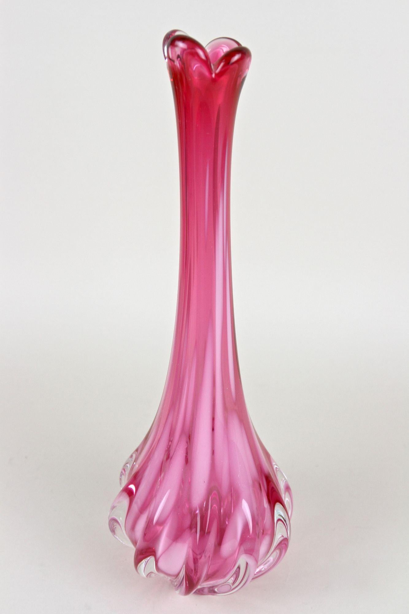 Vase rose à long col en verre de Murano, 20e siècle, Italie circa 1970 en vente 3