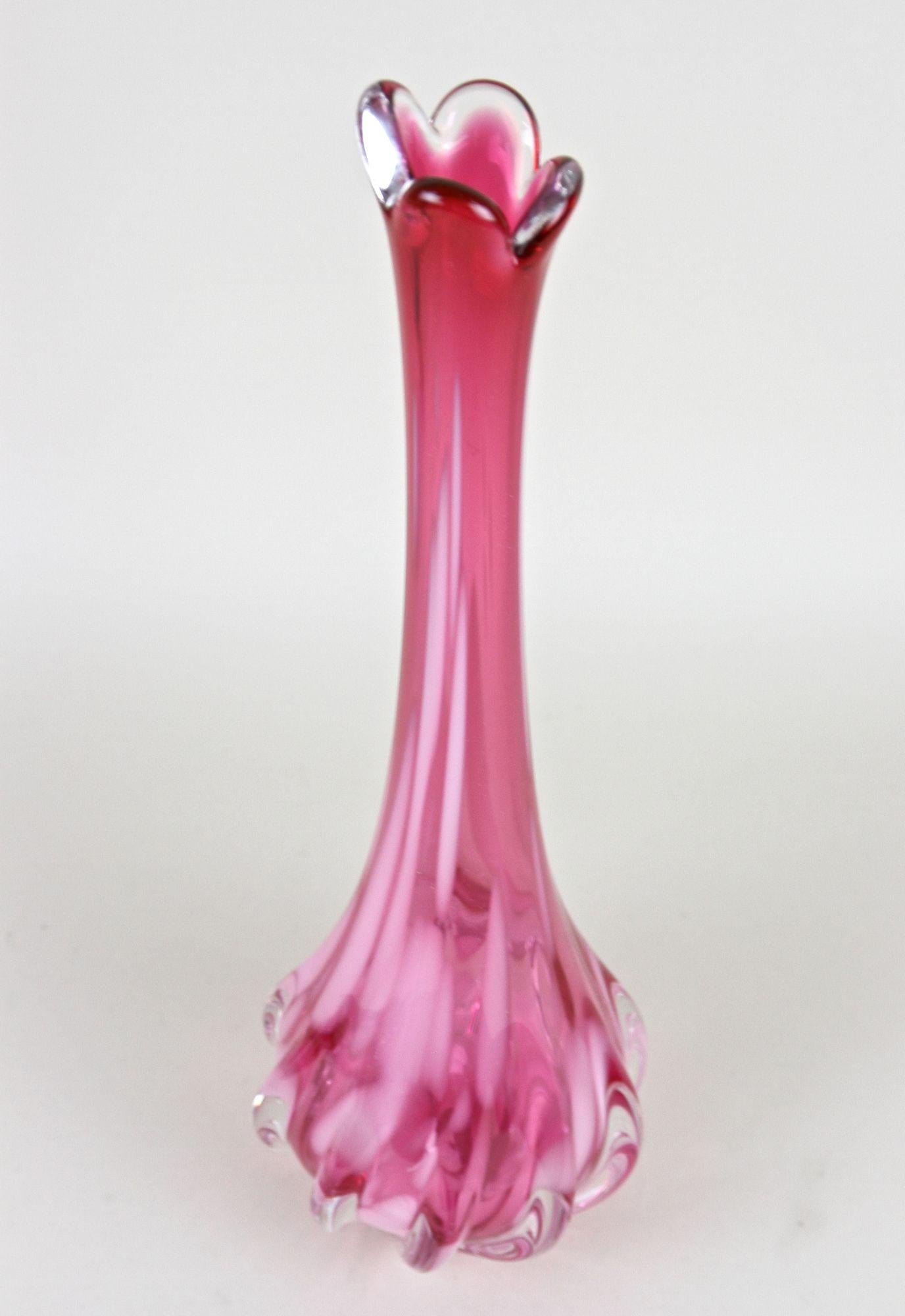 Vase rose à long col en verre de Murano, 20e siècle, Italie circa 1970 en vente 5
