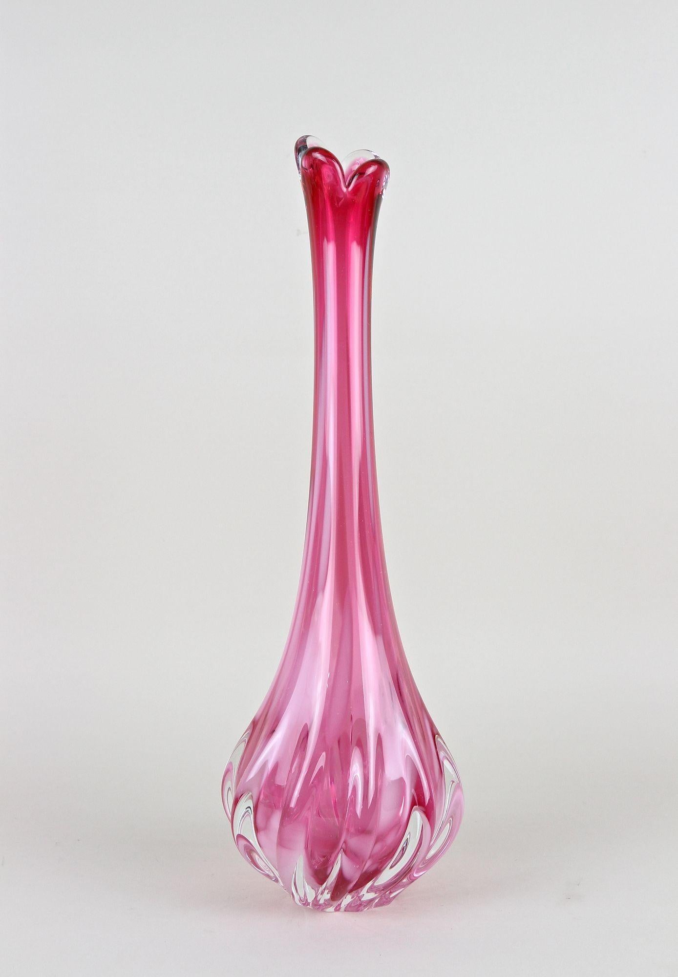 Vase rose à long col en verre de Murano, 20e siècle, Italie circa 1970 en vente 6