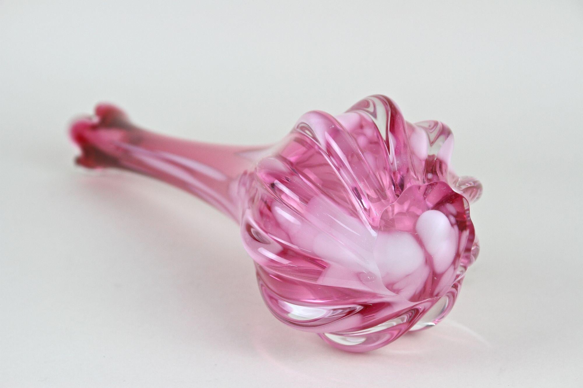 Vase rose à long col en verre de Murano, 20e siècle, Italie circa 1970 en vente 7