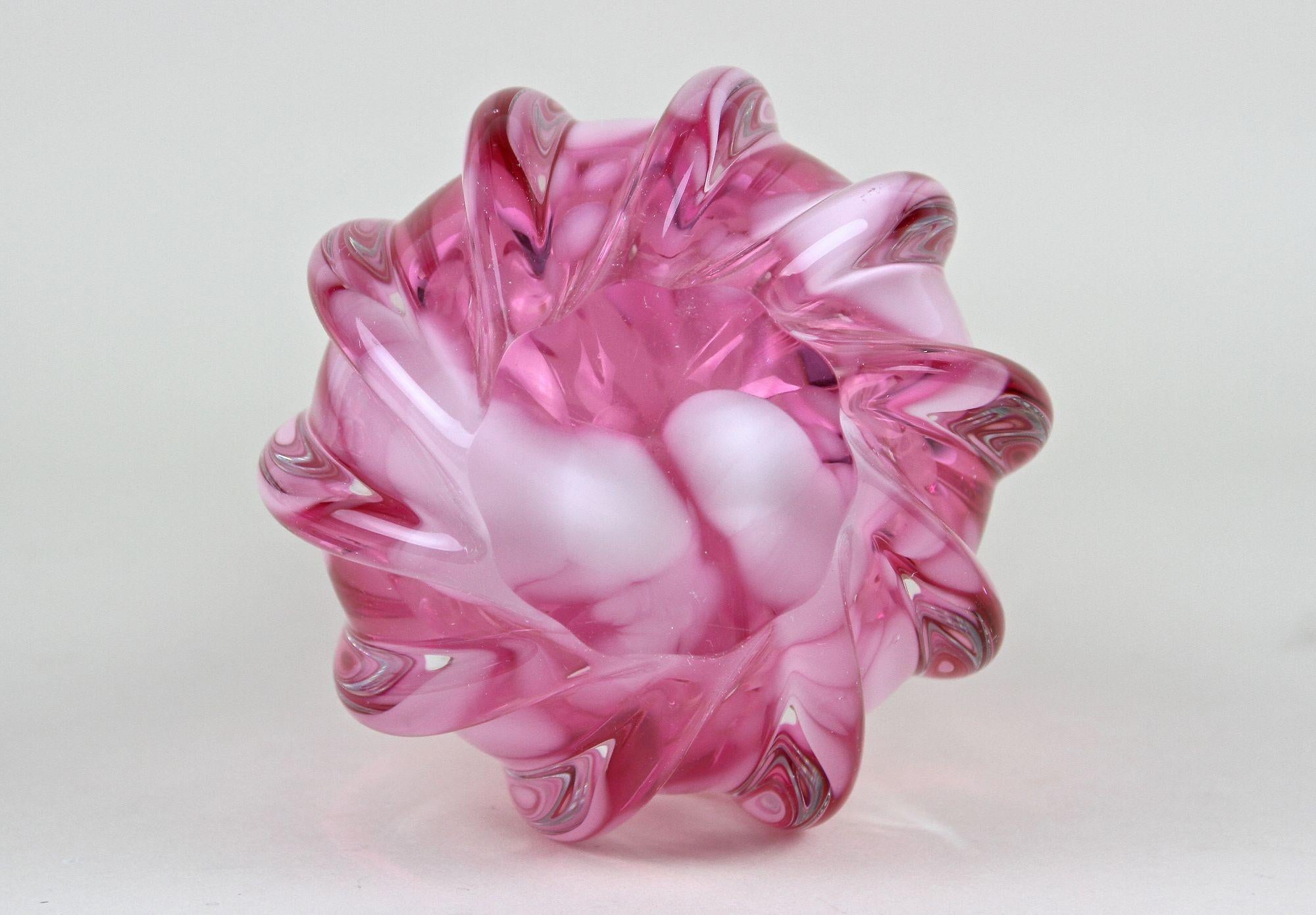 Vase rose à long col en verre de Murano, 20e siècle, Italie circa 1970 en vente 8