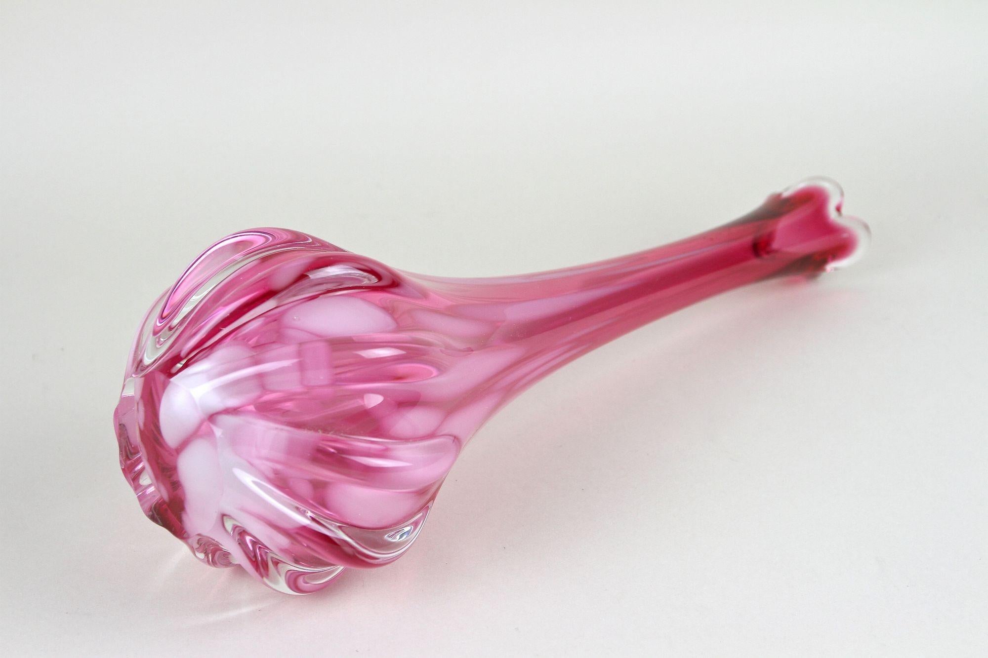 Vase rose à long col en verre de Murano, 20e siècle, Italie circa 1970 en vente 10