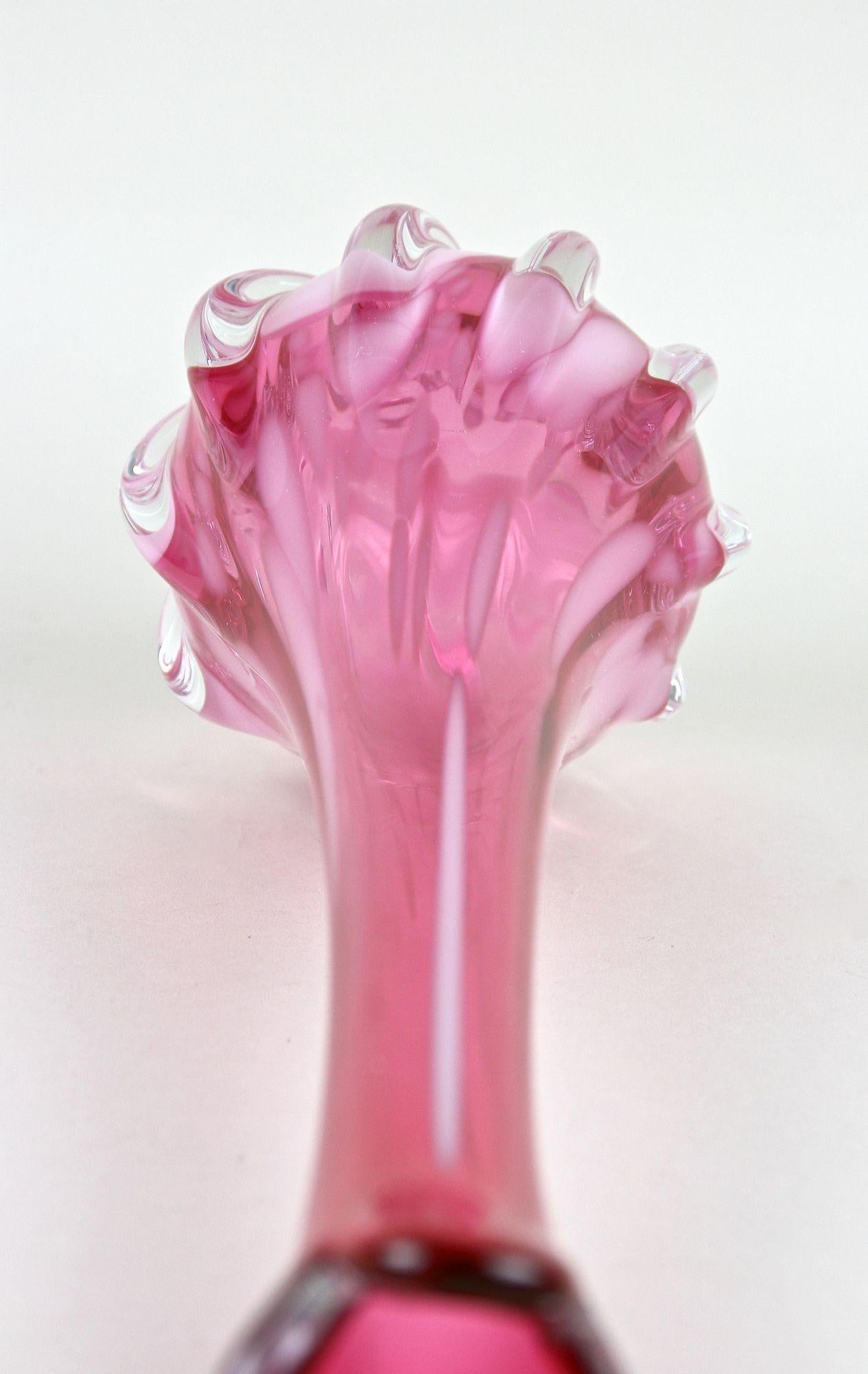 Vase rose à long col en verre de Murano, 20e siècle, Italie circa 1970 en vente 11